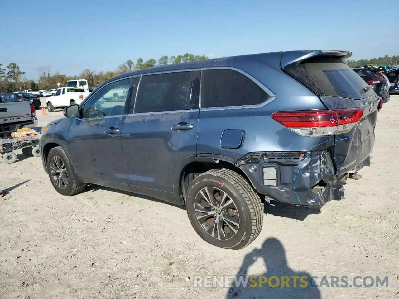 2 Photograph of a damaged car 5TDBZRFH9KS924260 TOYOTA HIGHLANDER 2019