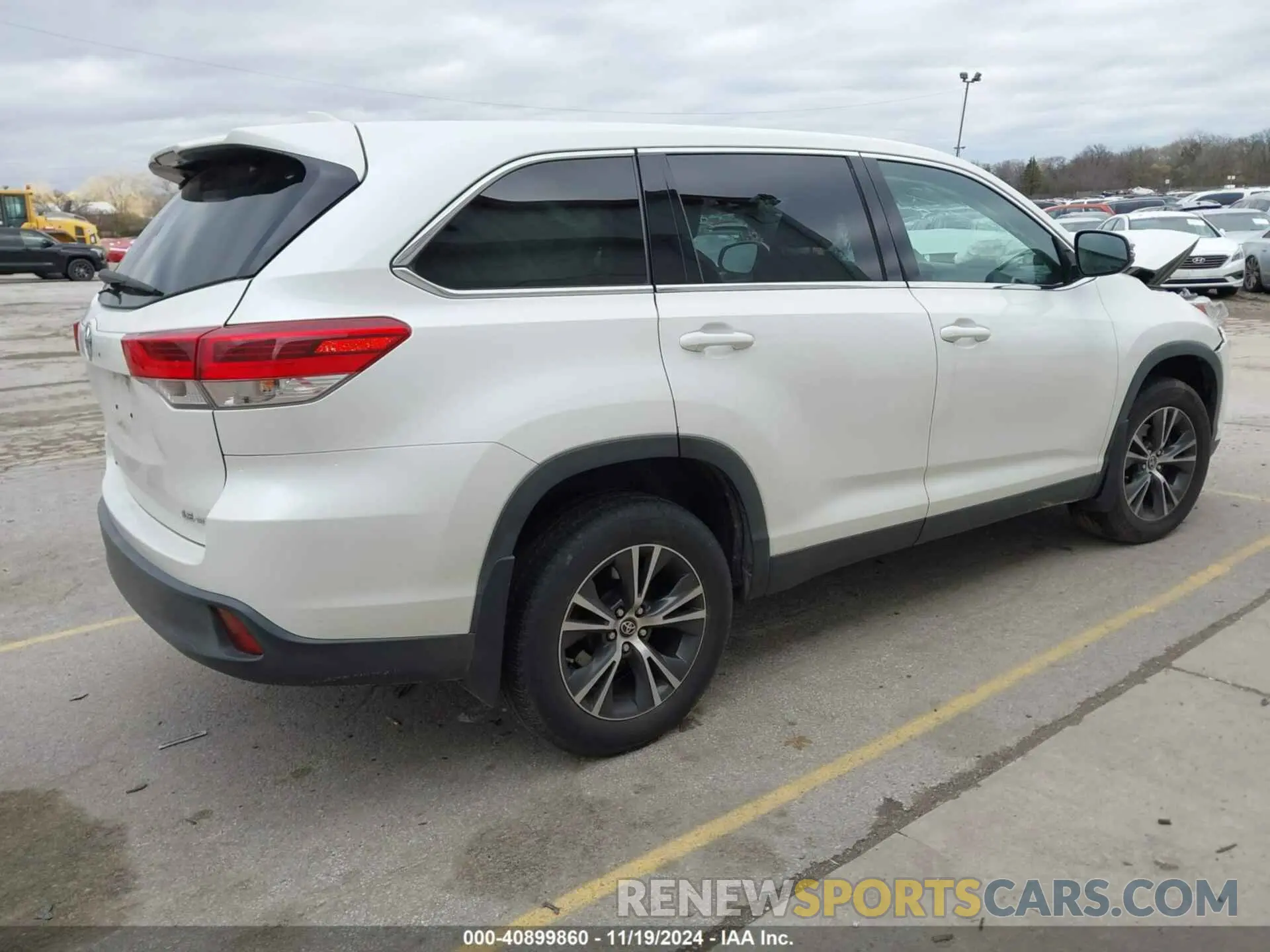 4 Photograph of a damaged car 5TDBZRFH9KS932424 TOYOTA HIGHLANDER 2019