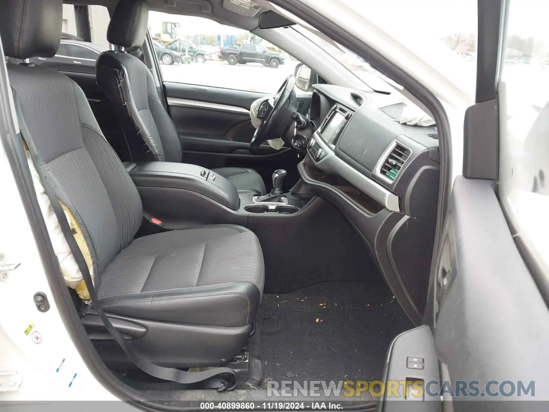 5 Photograph of a damaged car 5TDBZRFH9KS932424 TOYOTA HIGHLANDER 2019
