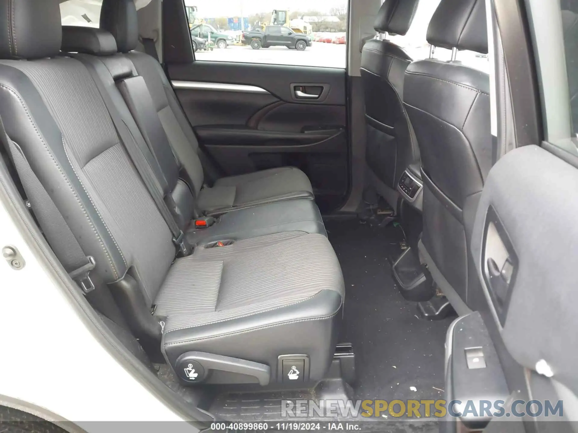 8 Photograph of a damaged car 5TDBZRFH9KS932424 TOYOTA HIGHLANDER 2019