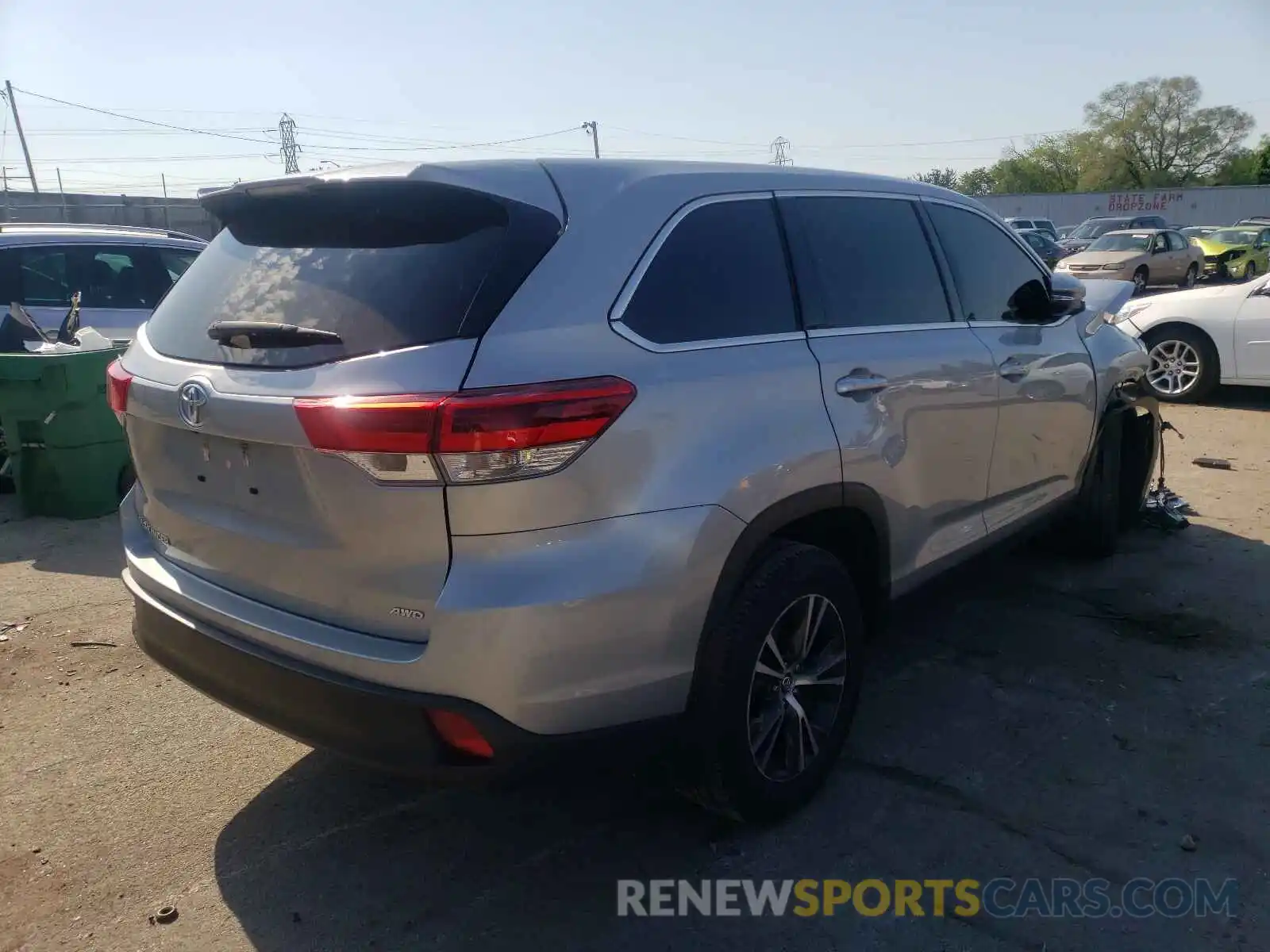 4 Photograph of a damaged car 5TDBZRFH9KS940782 TOYOTA HIGHLANDER 2019