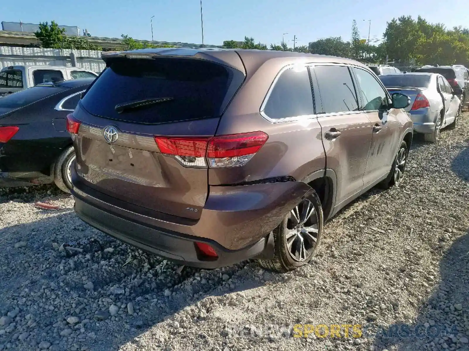 4 Photograph of a damaged car 5TDBZRFH9KS945643 TOYOTA HIGHLANDER 2019