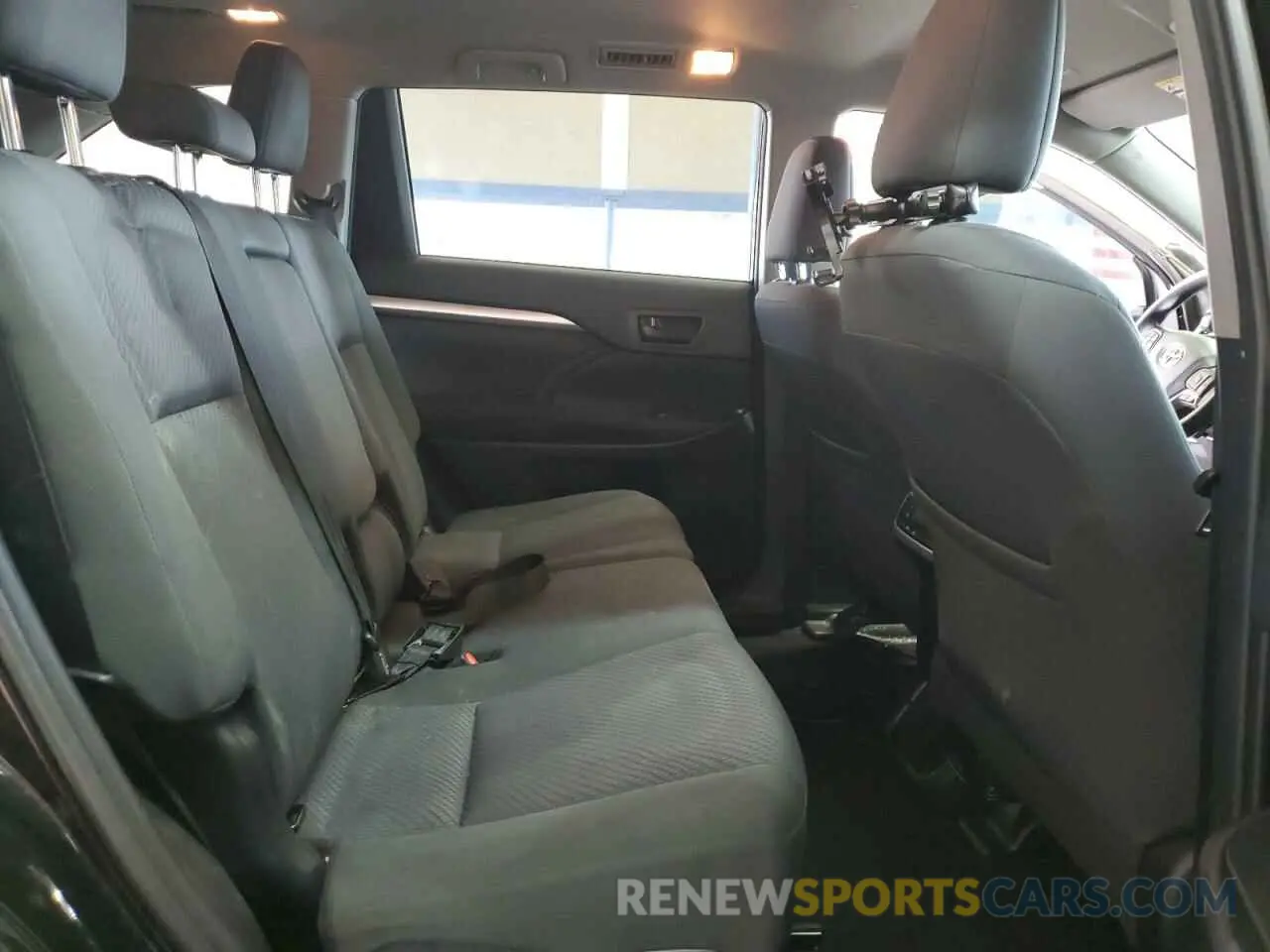11 Photograph of a damaged car 5TDBZRFH9KS962538 TOYOTA HIGHLANDER 2019