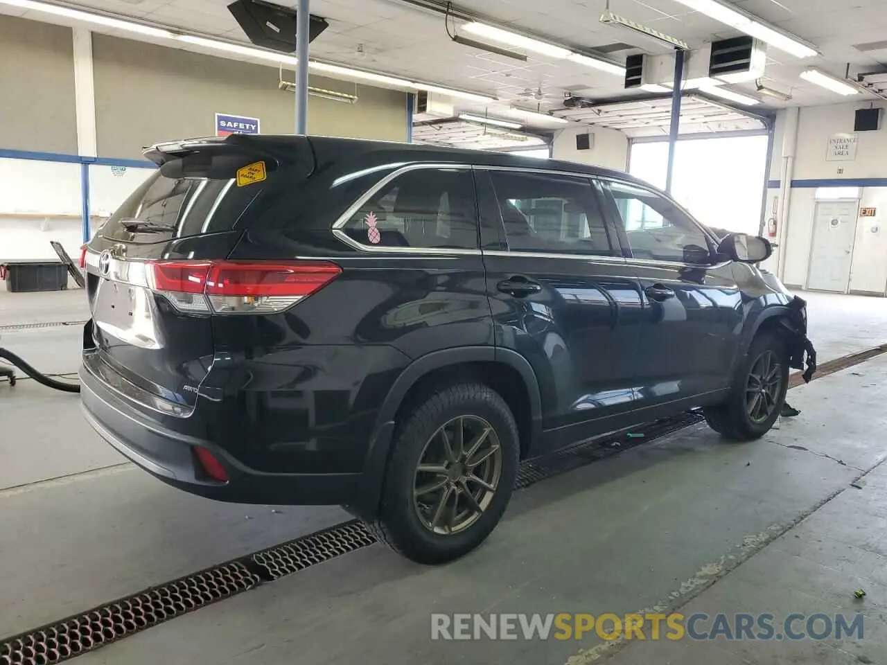 3 Photograph of a damaged car 5TDBZRFH9KS962538 TOYOTA HIGHLANDER 2019