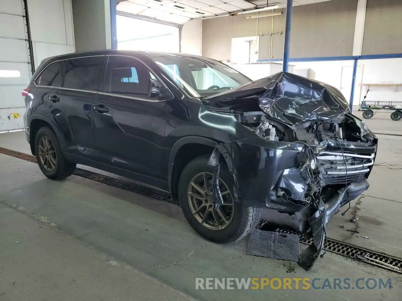4 Photograph of a damaged car 5TDBZRFH9KS962538 TOYOTA HIGHLANDER 2019