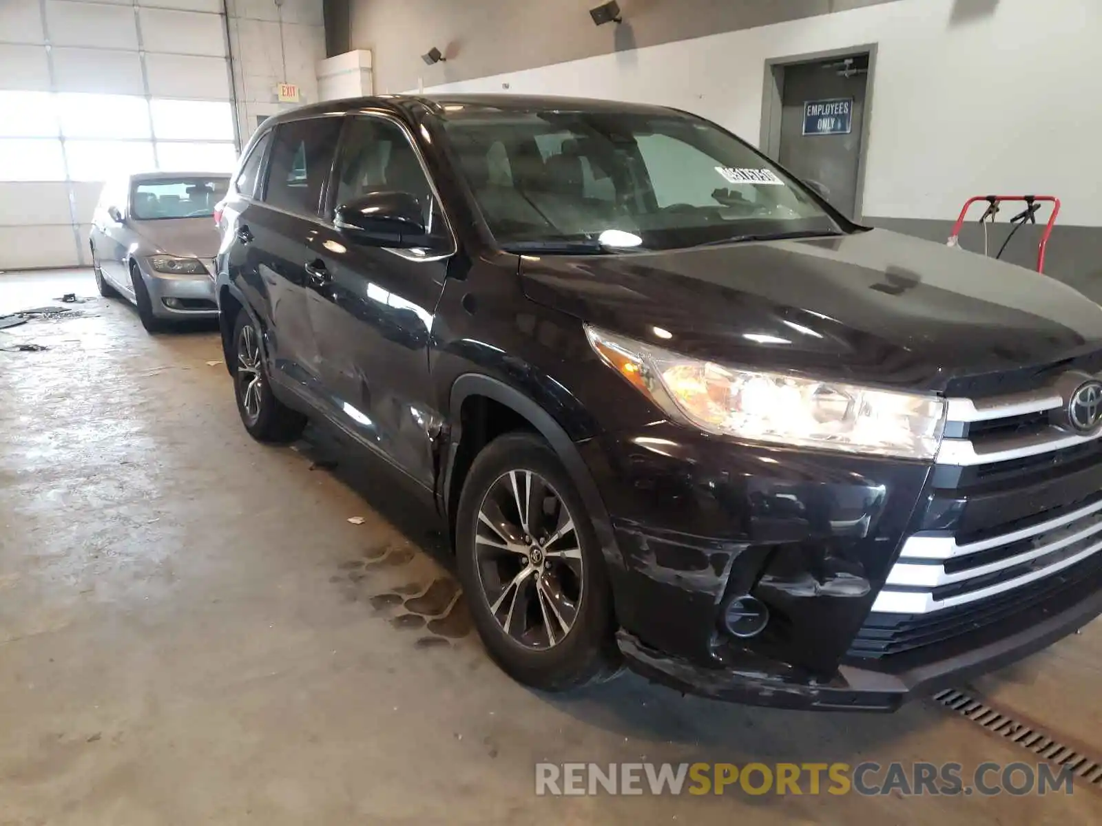 9 Photograph of a damaged car 5TDBZRFH9KS964404 TOYOTA HIGHLANDER 2019