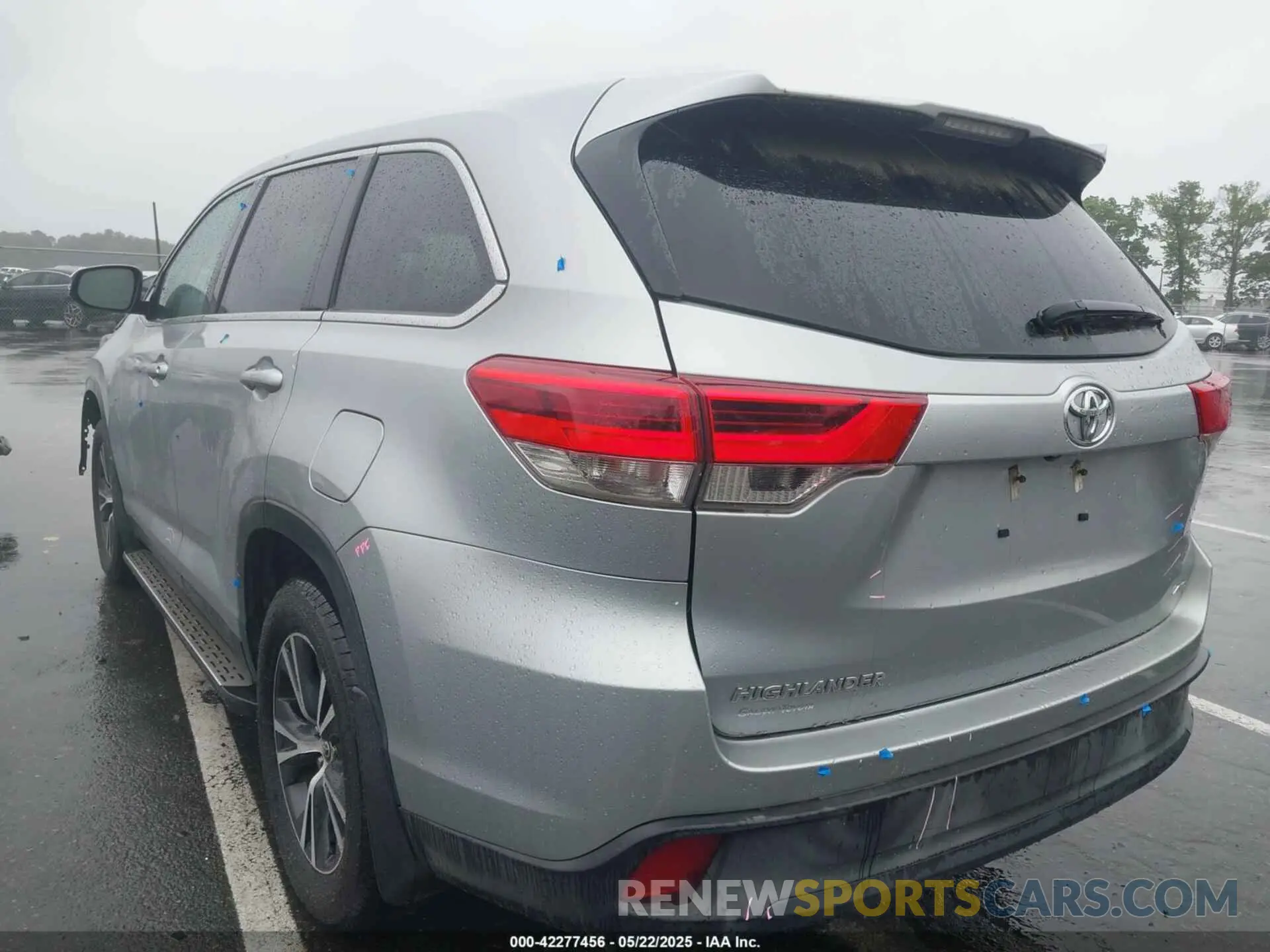 3 Photograph of a damaged car 5TDBZRFH9KS975208 TOYOTA HIGHLANDER 2019