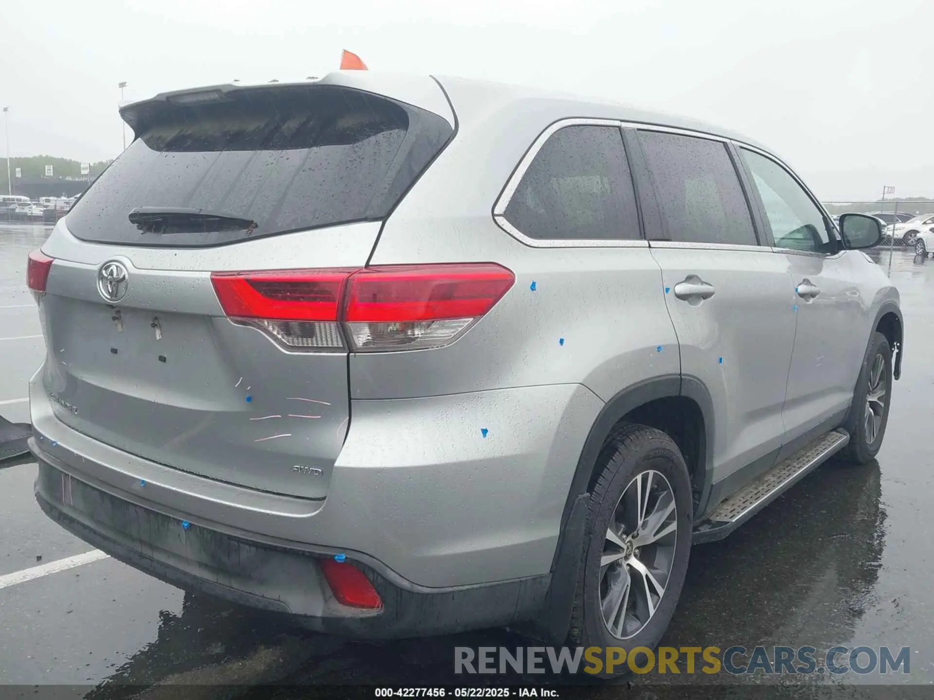4 Photograph of a damaged car 5TDBZRFH9KS975208 TOYOTA HIGHLANDER 2019