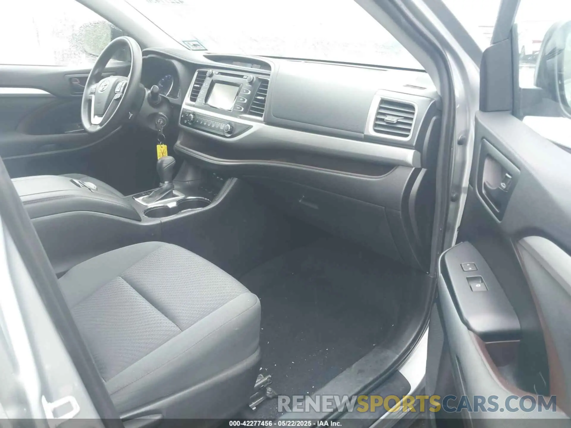 5 Photograph of a damaged car 5TDBZRFH9KS975208 TOYOTA HIGHLANDER 2019
