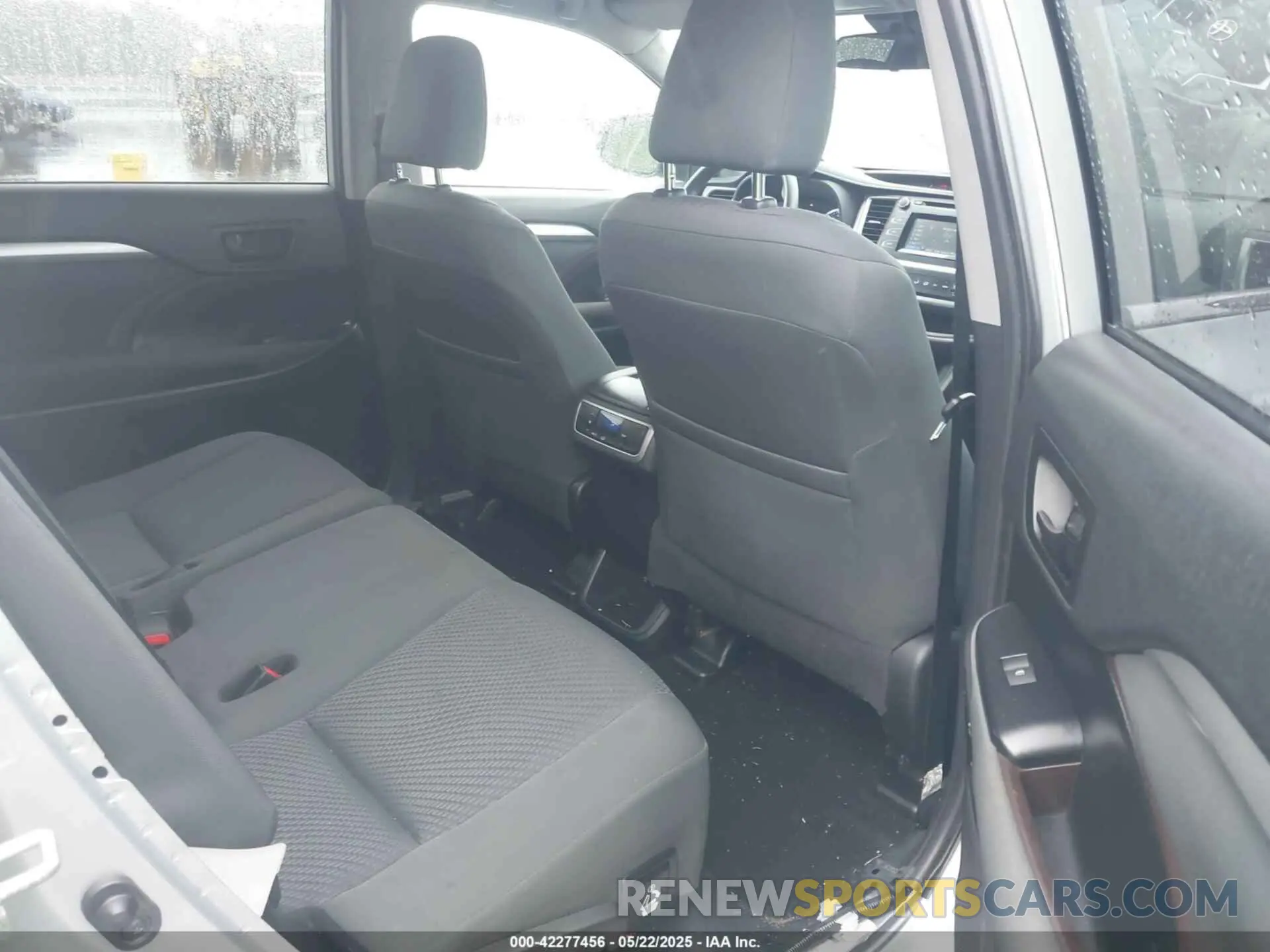8 Photograph of a damaged car 5TDBZRFH9KS975208 TOYOTA HIGHLANDER 2019