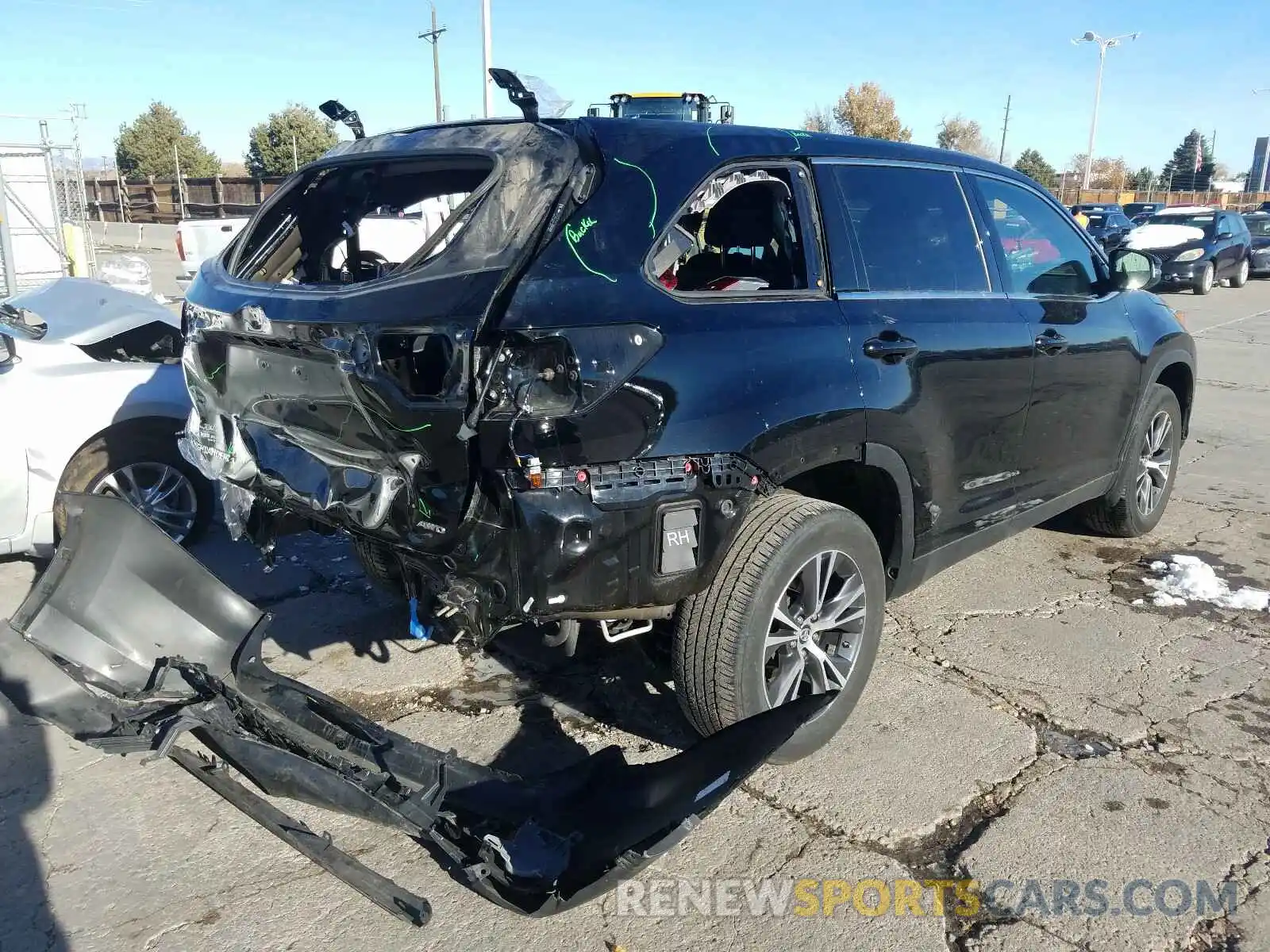 4 Photograph of a damaged car 5TDBZRFH9KS986466 TOYOTA HIGHLANDER 2019