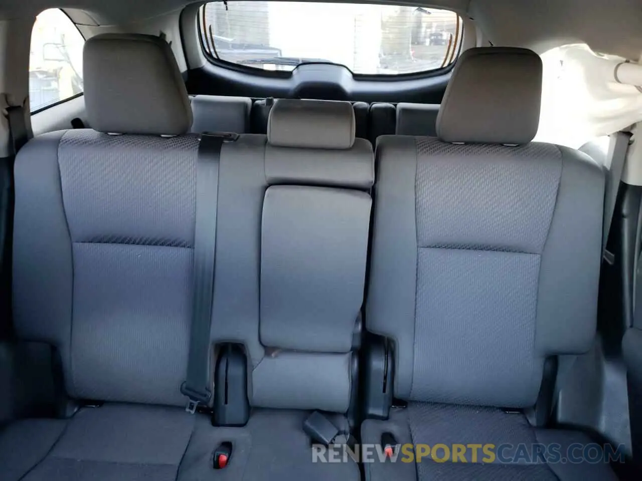 10 Photograph of a damaged car 5TDBZRFH9KS997578 TOYOTA HIGHLANDER 2019