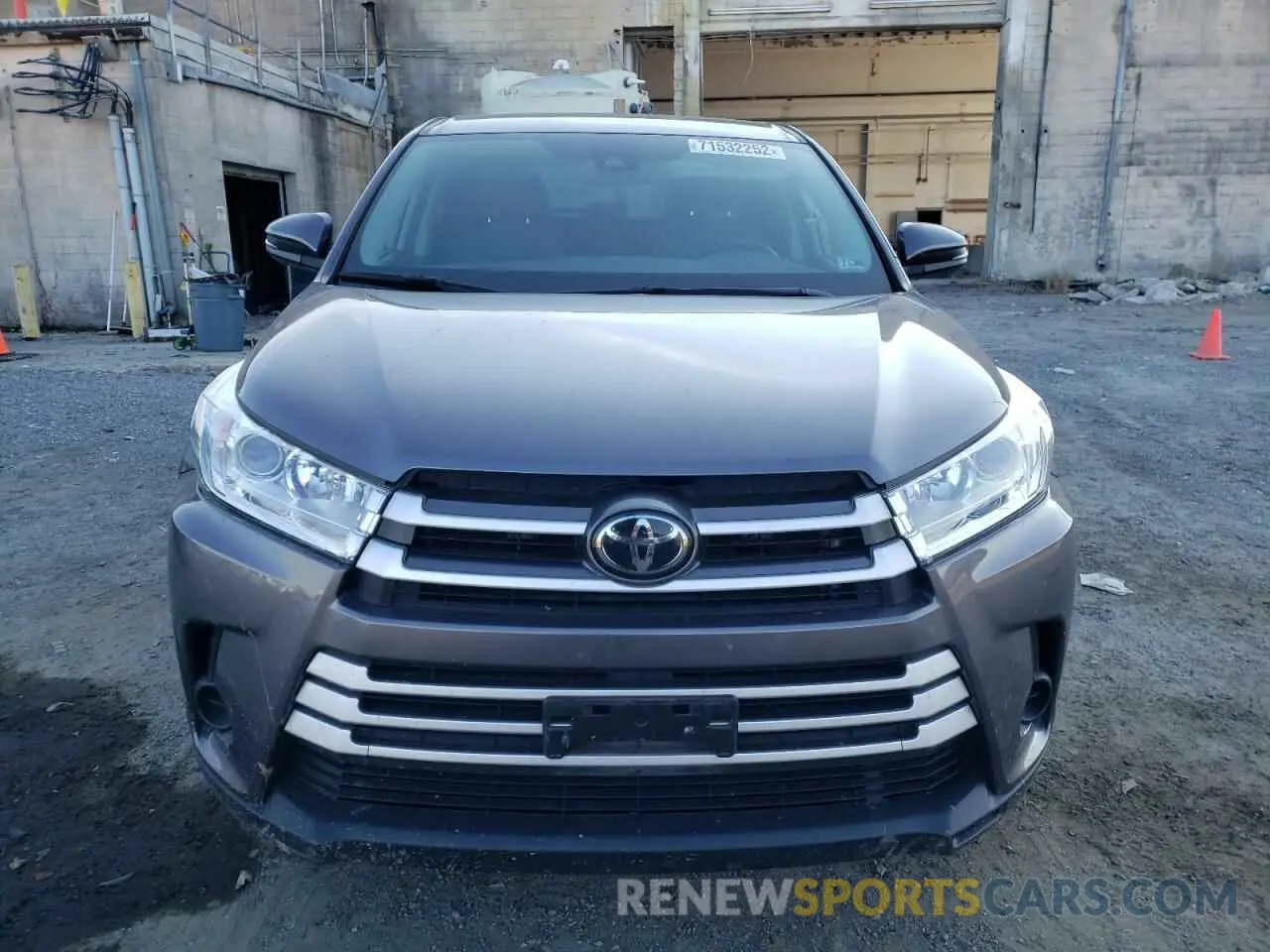 5 Photograph of a damaged car 5TDBZRFH9KS997578 TOYOTA HIGHLANDER 2019