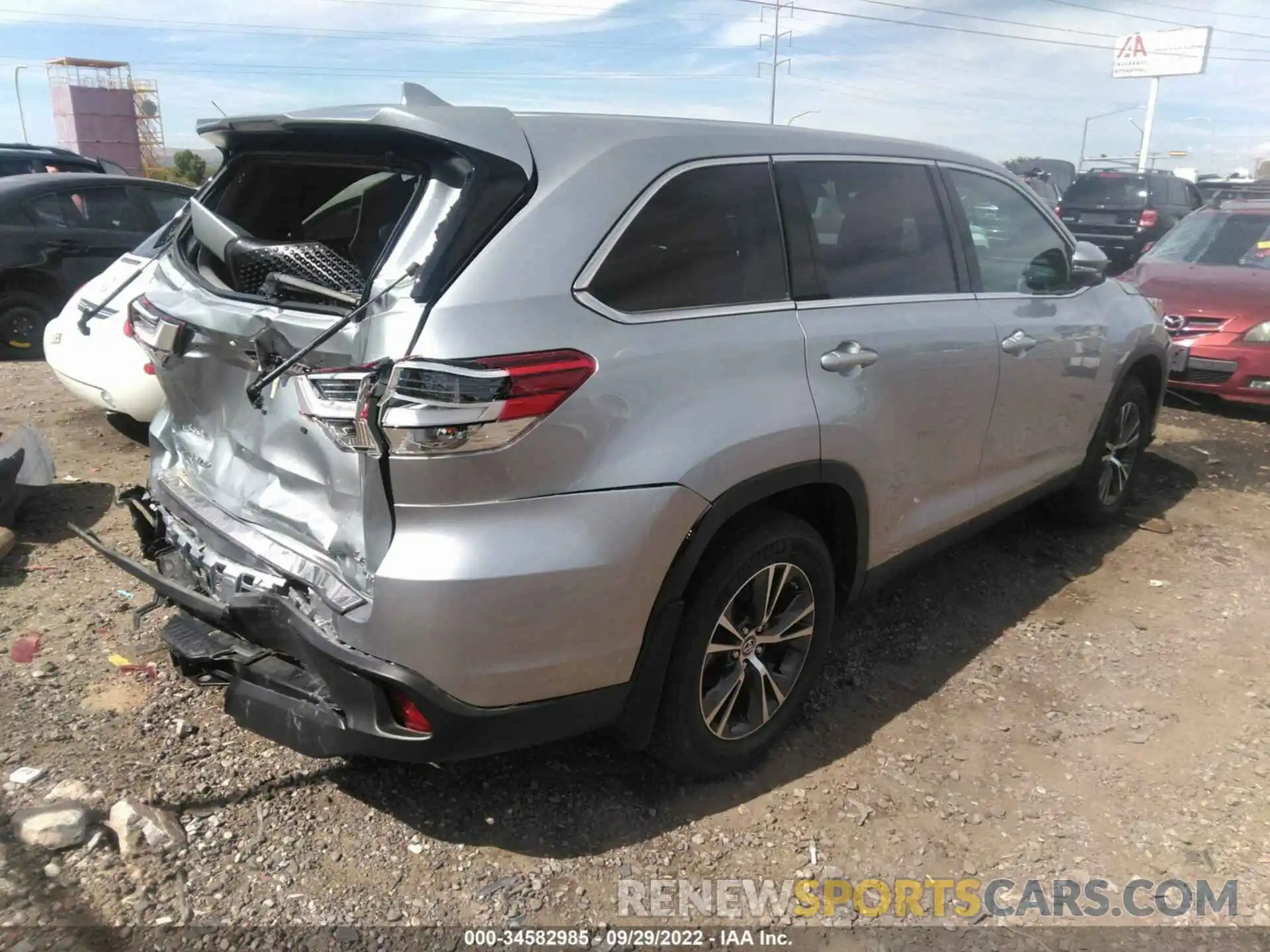 4 Photograph of a damaged car 5TDBZRFHXKS707171 TOYOTA HIGHLANDER 2019