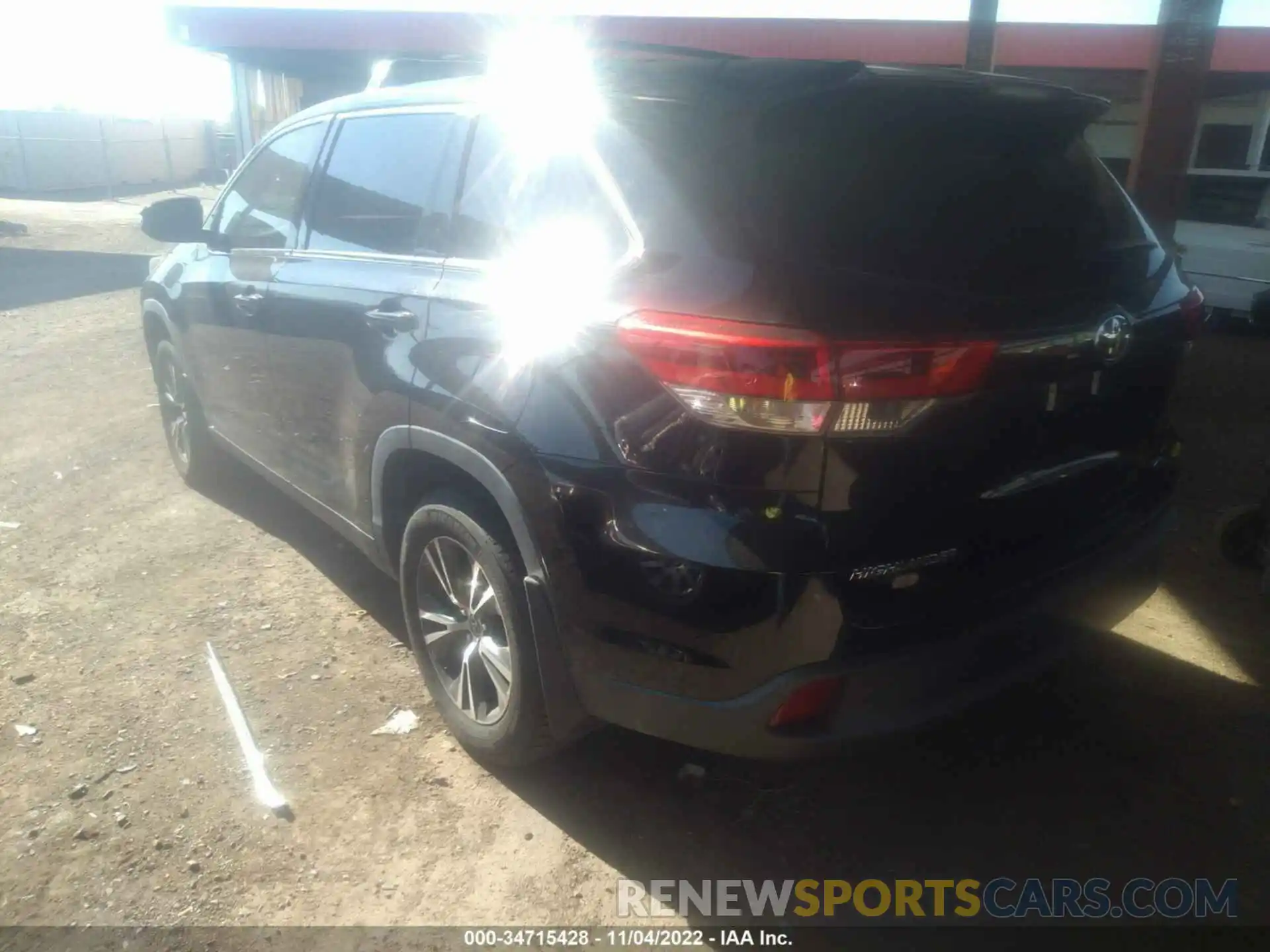 3 Photograph of a damaged car 5TDBZRFHXKS734435 TOYOTA HIGHLANDER 2019