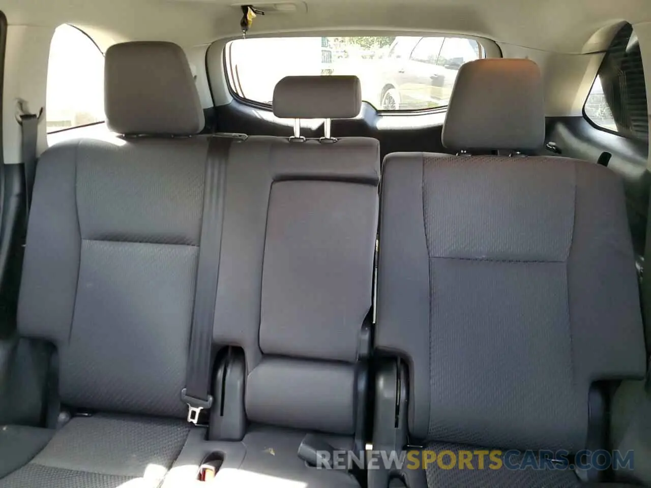 10 Photograph of a damaged car 5TDBZRFHXKS747184 TOYOTA HIGHLANDER 2019