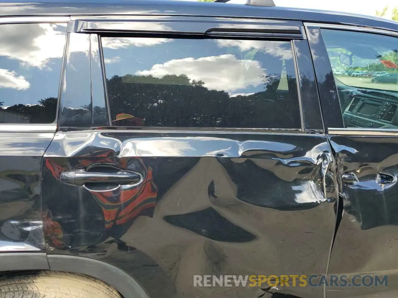 11 Photograph of a damaged car 5TDBZRFHXKS747184 TOYOTA HIGHLANDER 2019