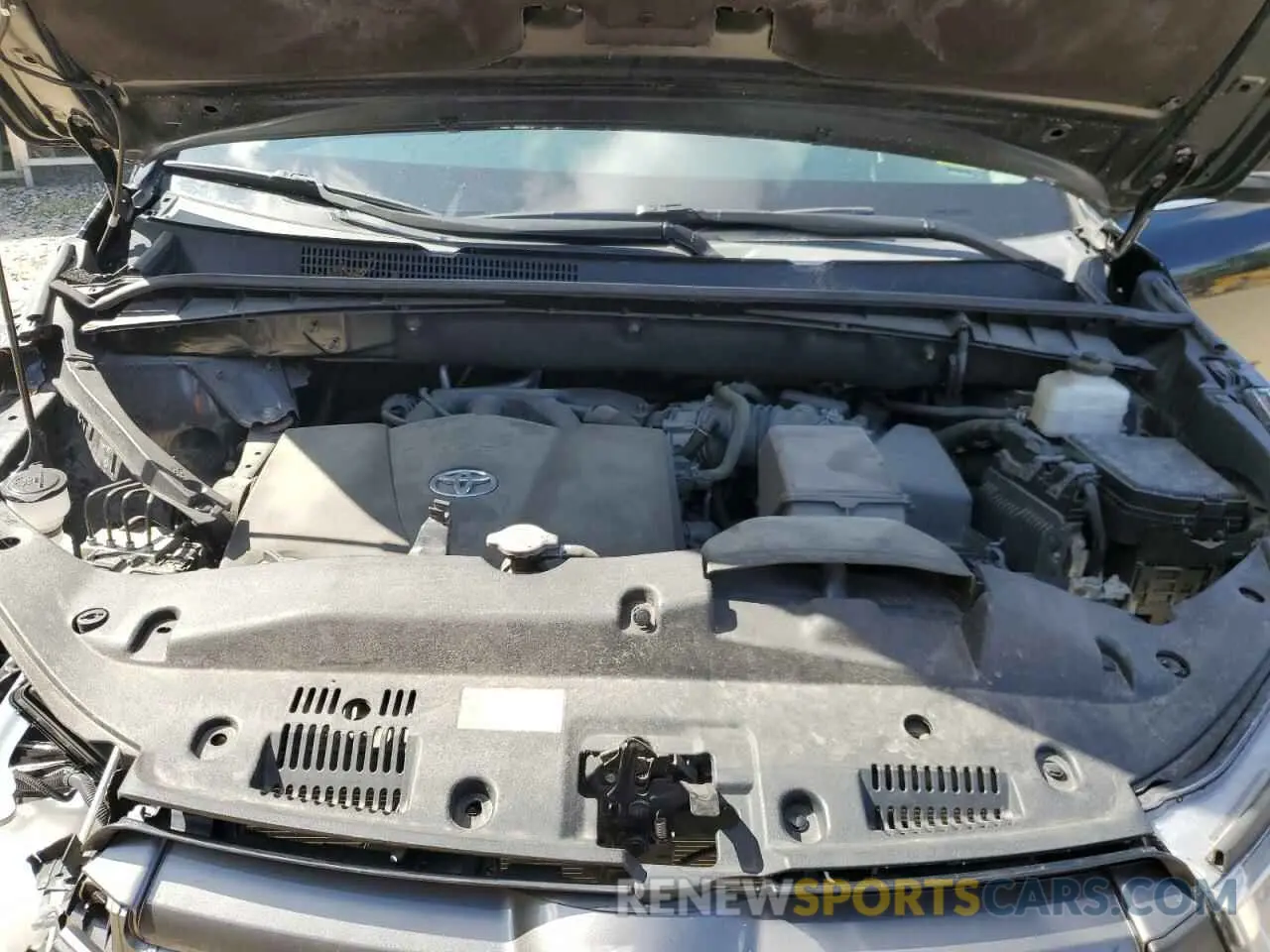 12 Photograph of a damaged car 5TDBZRFHXKS747184 TOYOTA HIGHLANDER 2019