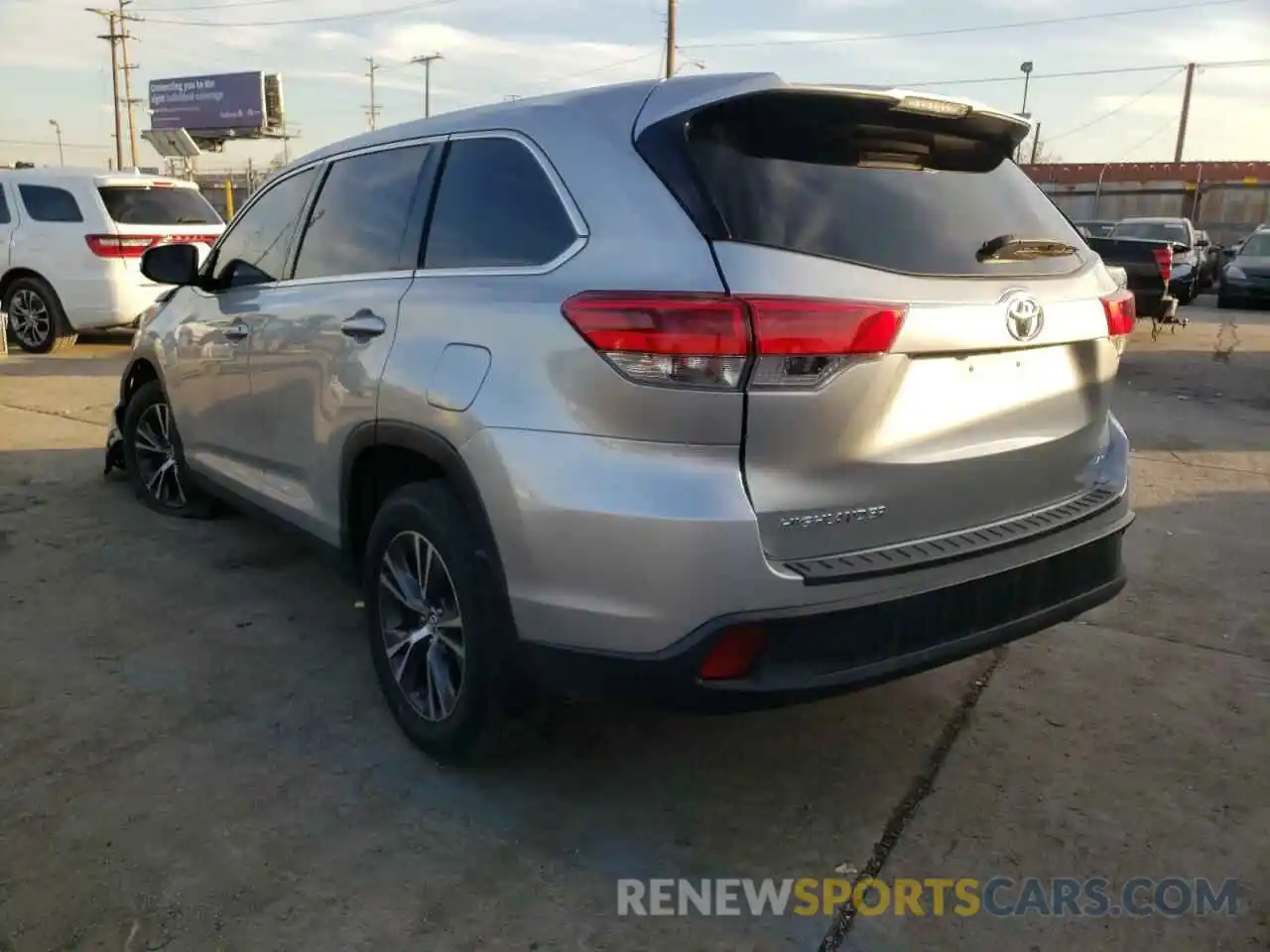 3 Photograph of a damaged car 5TDBZRFHXKS930262 TOYOTA HIGHLANDER 2019