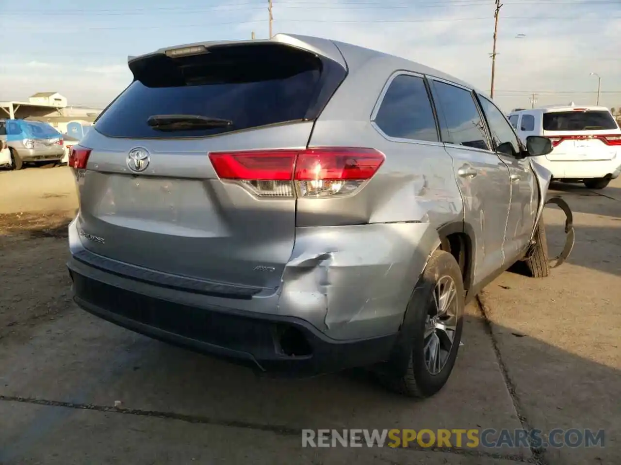 4 Photograph of a damaged car 5TDBZRFHXKS930262 TOYOTA HIGHLANDER 2019