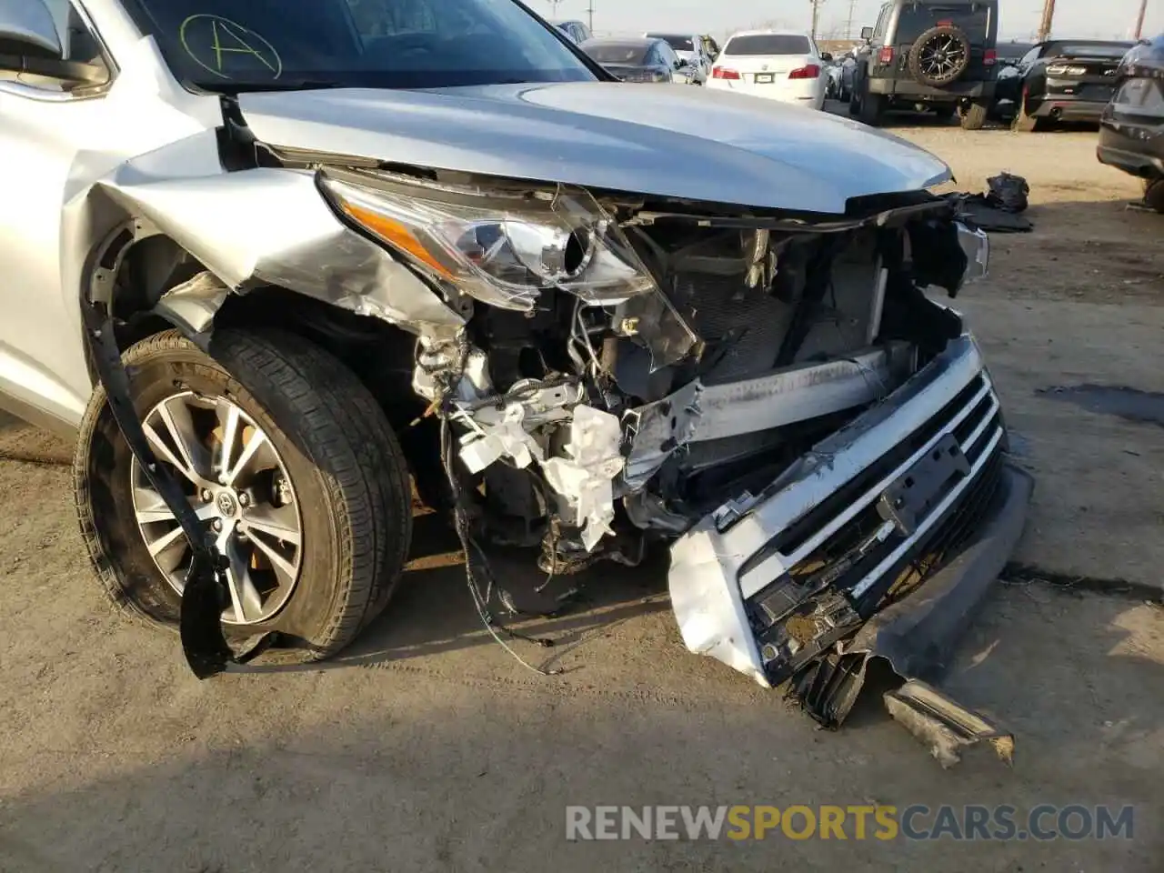 9 Photograph of a damaged car 5TDBZRFHXKS930262 TOYOTA HIGHLANDER 2019