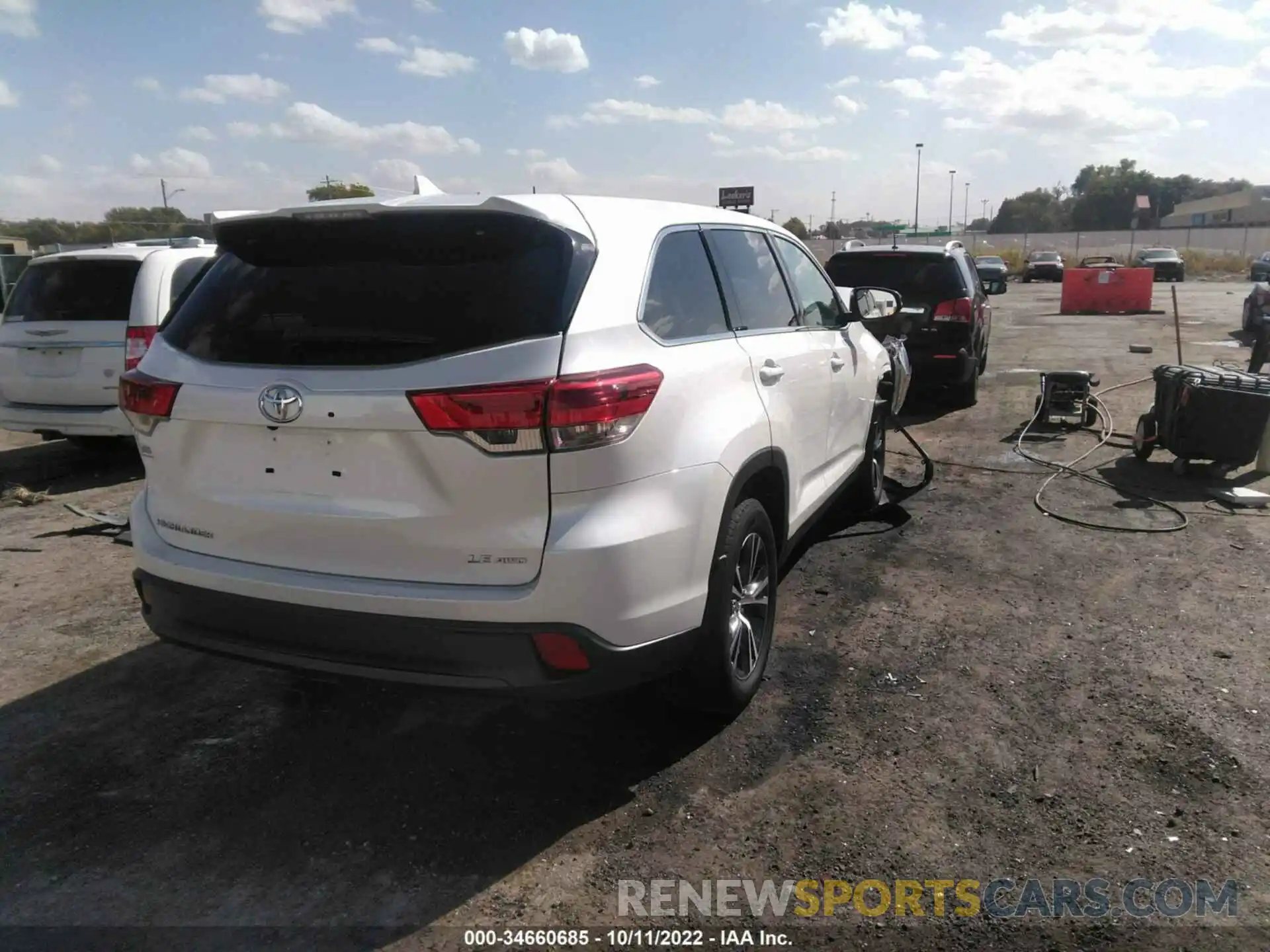 4 Photograph of a damaged car 5TDBZRFHXKS935395 TOYOTA HIGHLANDER 2019