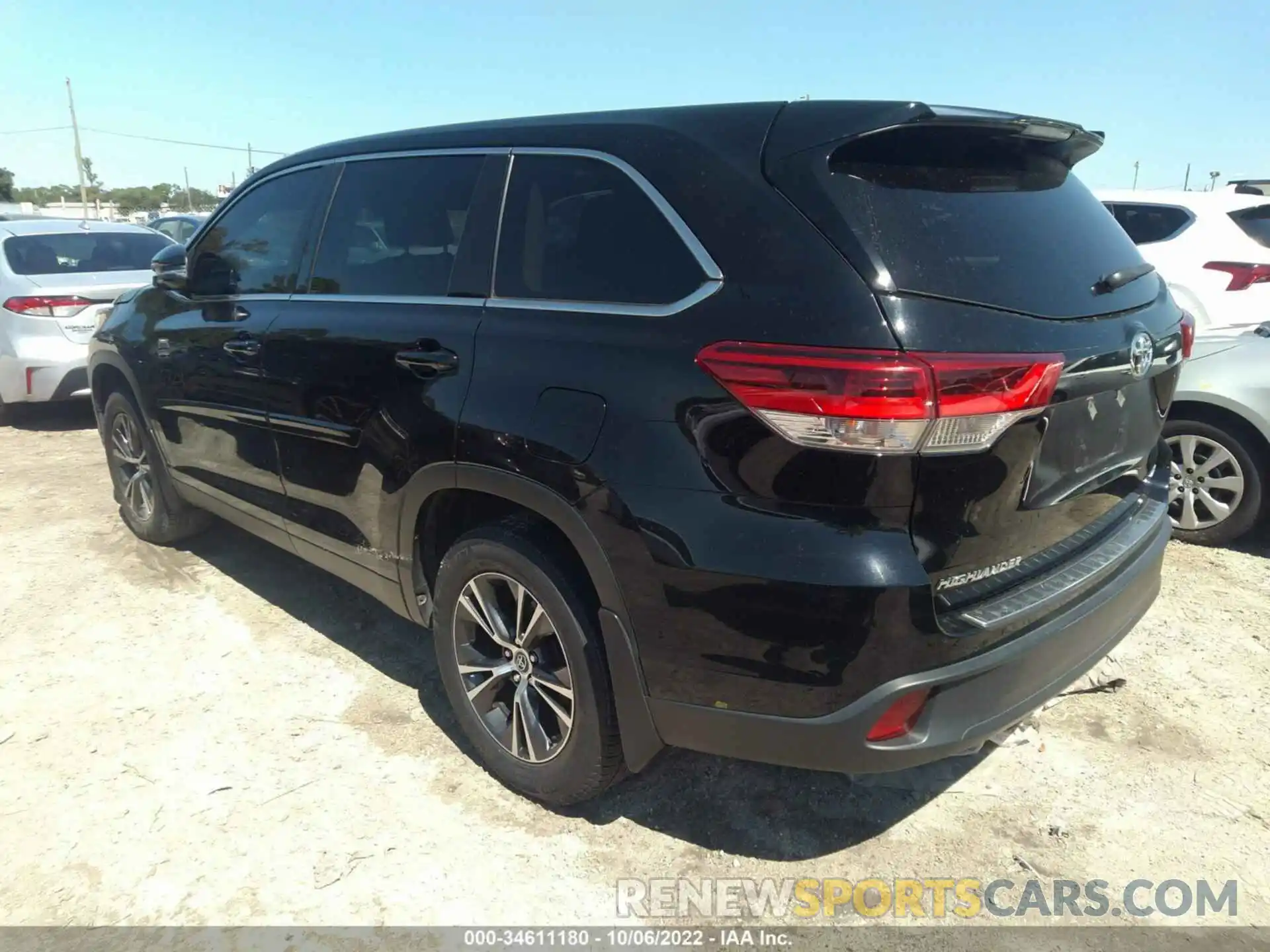 3 Photograph of a damaged car 5TDBZRFHXKS937213 TOYOTA HIGHLANDER 2019