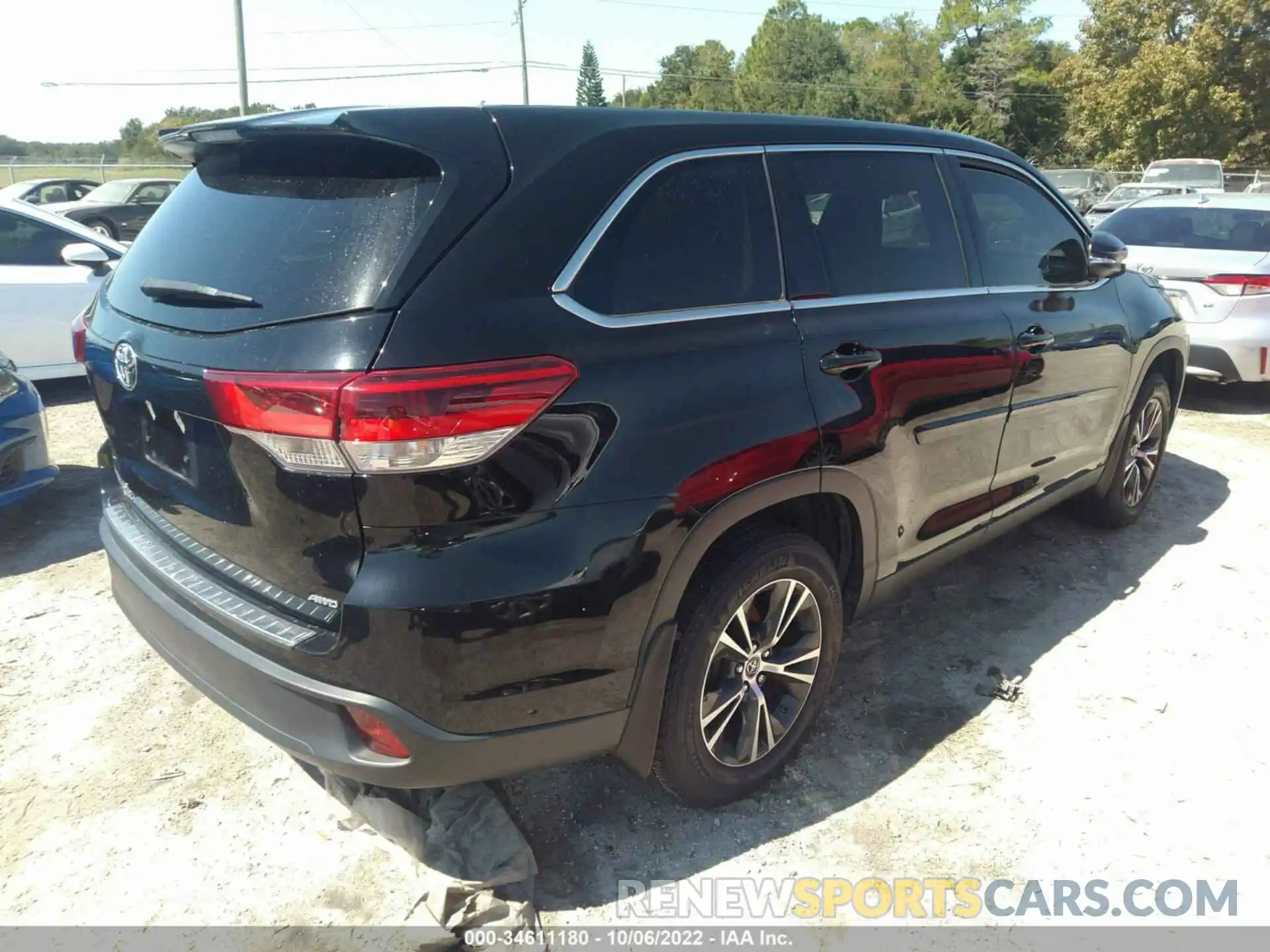 4 Photograph of a damaged car 5TDBZRFHXKS937213 TOYOTA HIGHLANDER 2019