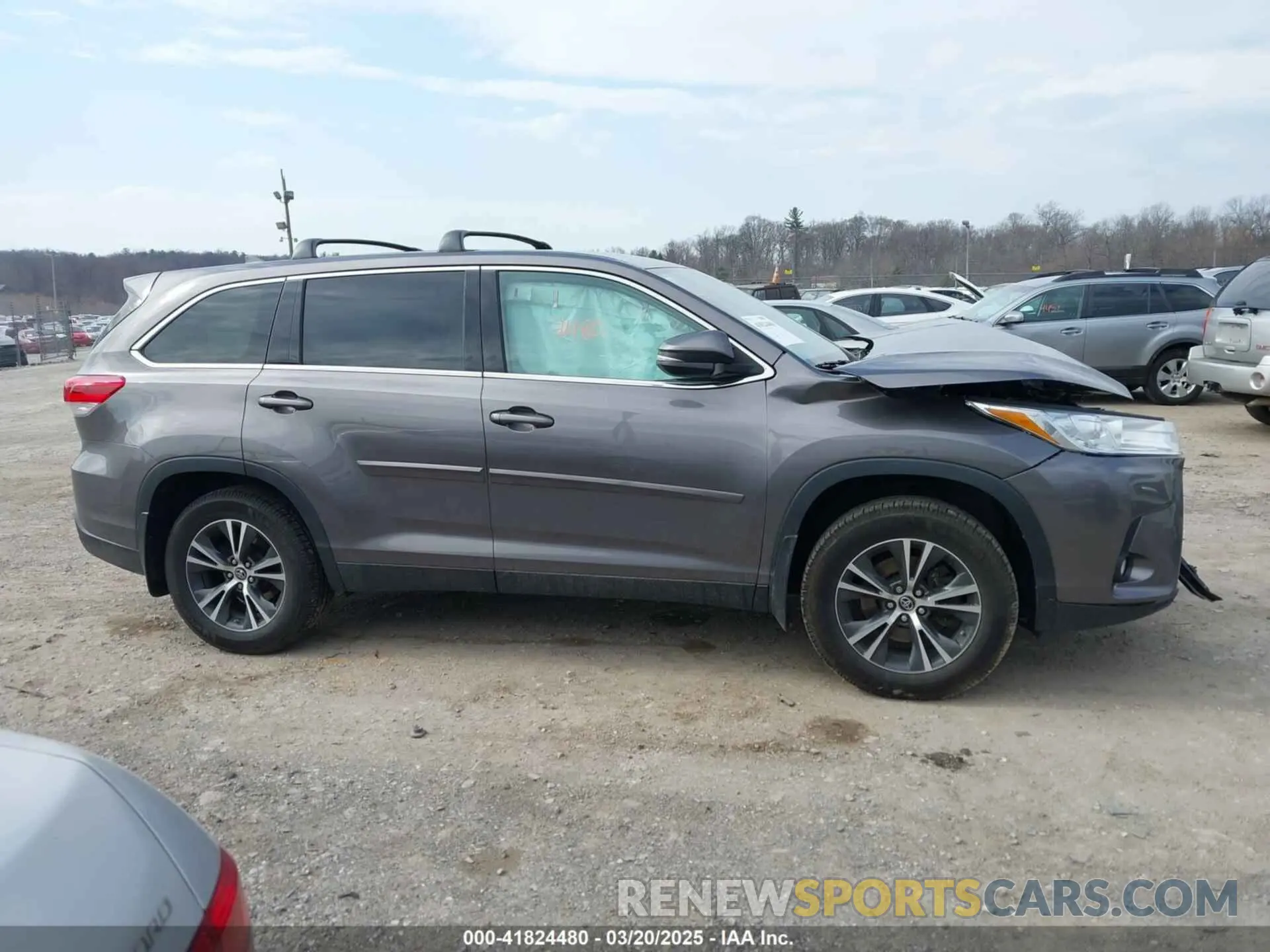 13 Photograph of a damaged car 5TDBZRFHXKS941049 TOYOTA HIGHLANDER 2019