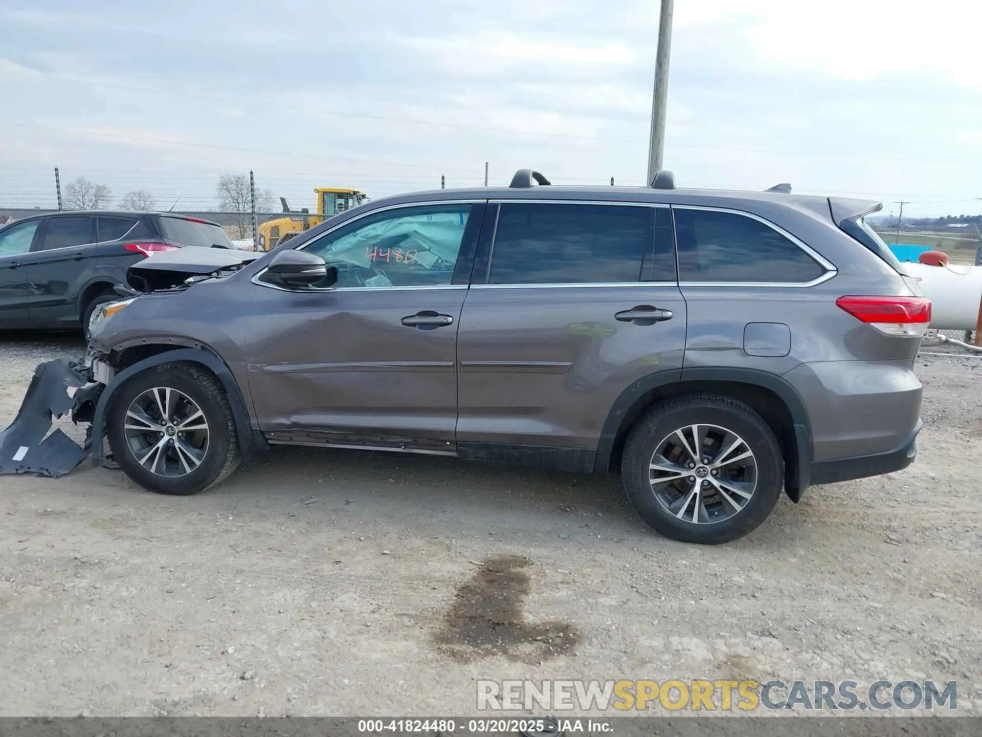 14 Photograph of a damaged car 5TDBZRFHXKS941049 TOYOTA HIGHLANDER 2019