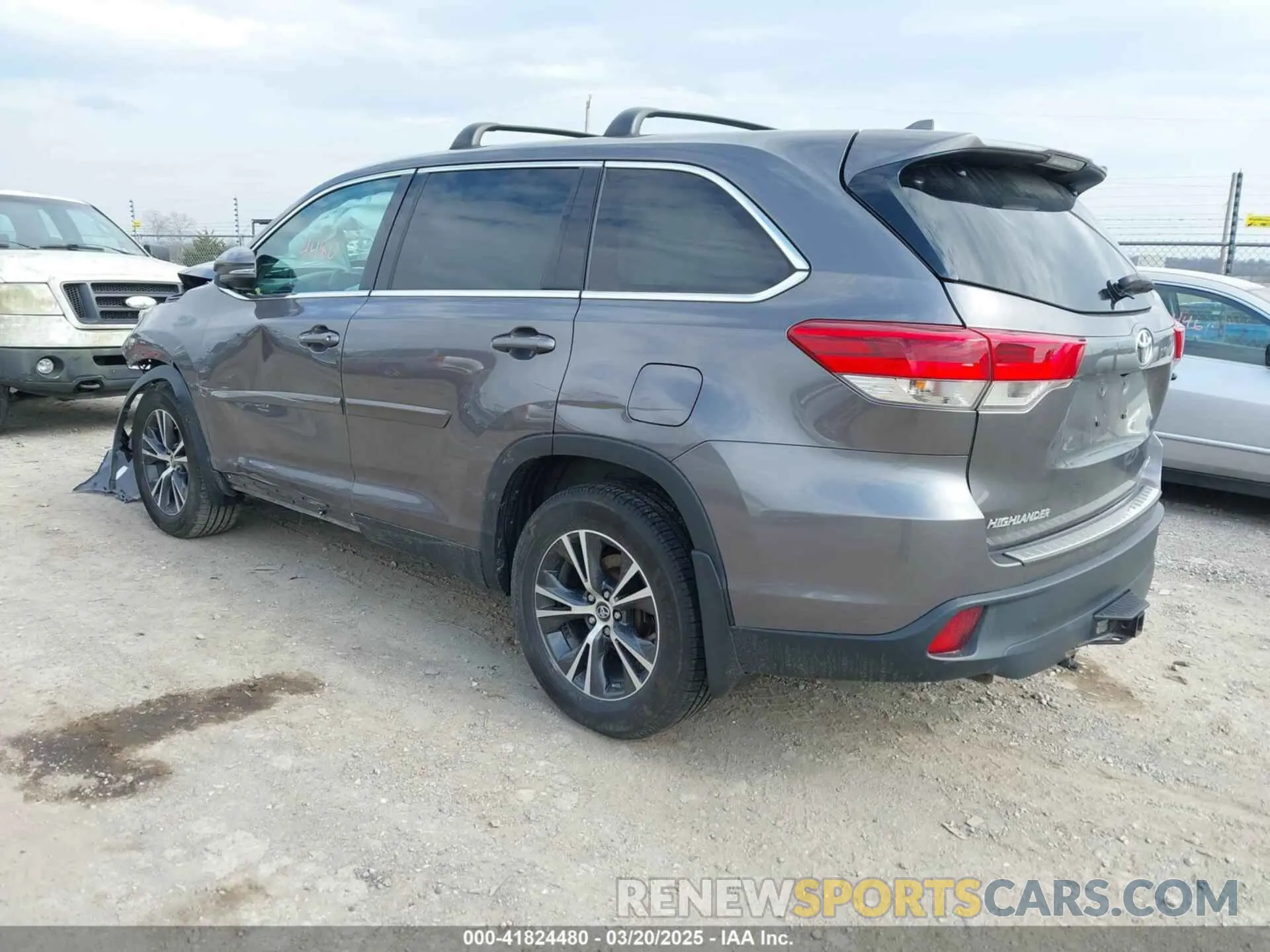 3 Photograph of a damaged car 5TDBZRFHXKS941049 TOYOTA HIGHLANDER 2019