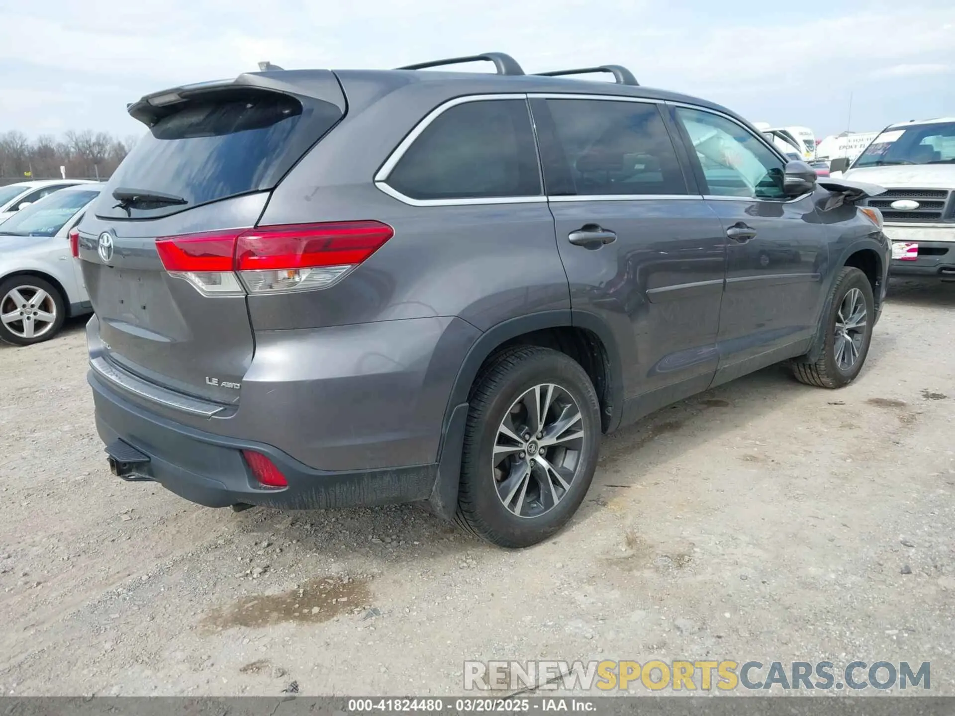 4 Photograph of a damaged car 5TDBZRFHXKS941049 TOYOTA HIGHLANDER 2019
