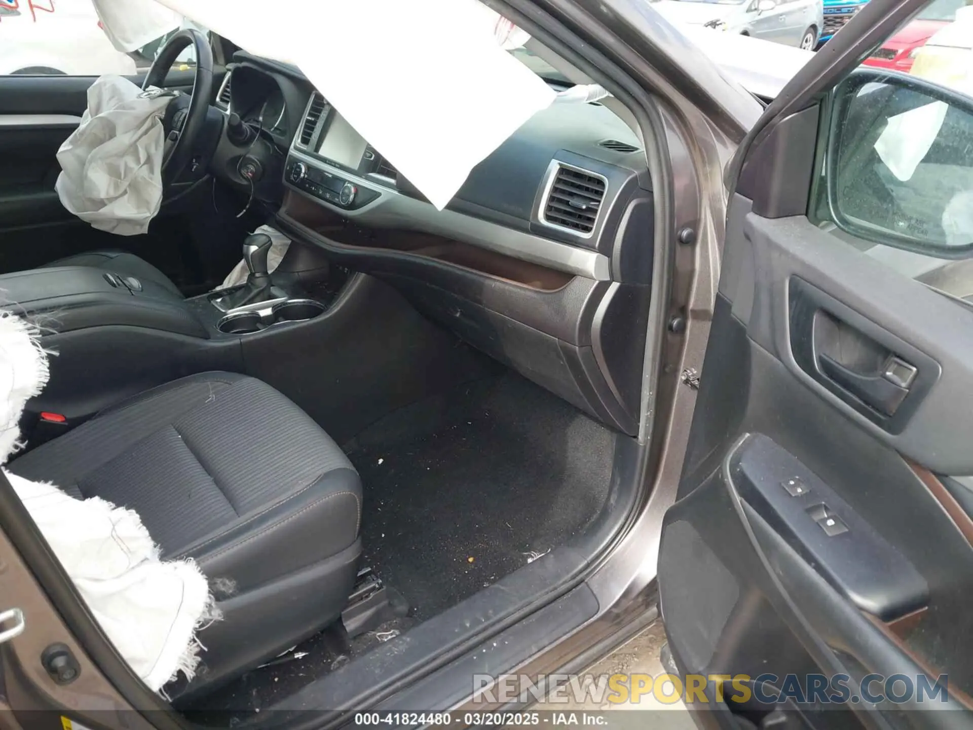 5 Photograph of a damaged car 5TDBZRFHXKS941049 TOYOTA HIGHLANDER 2019