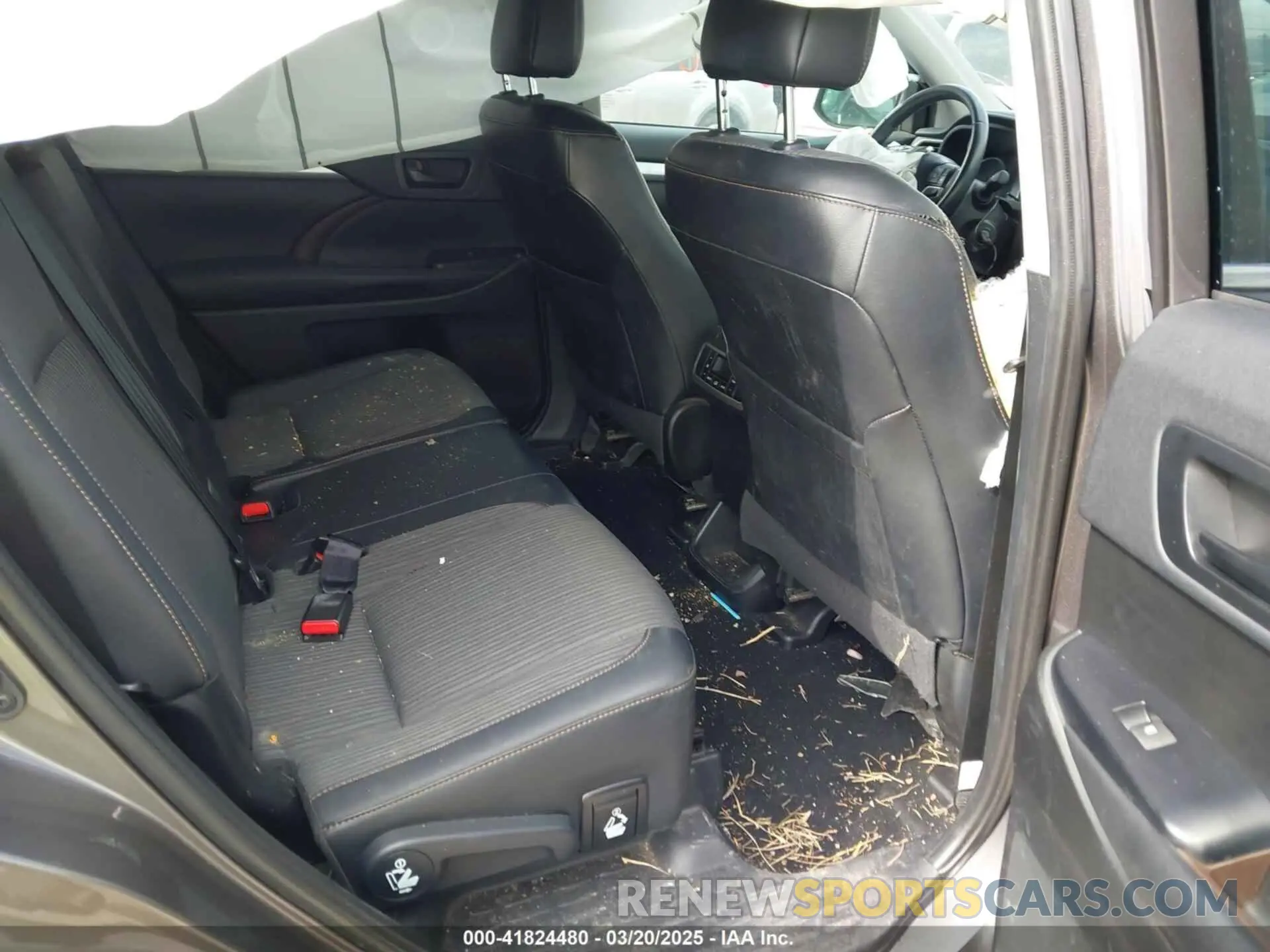 8 Photograph of a damaged car 5TDBZRFHXKS941049 TOYOTA HIGHLANDER 2019