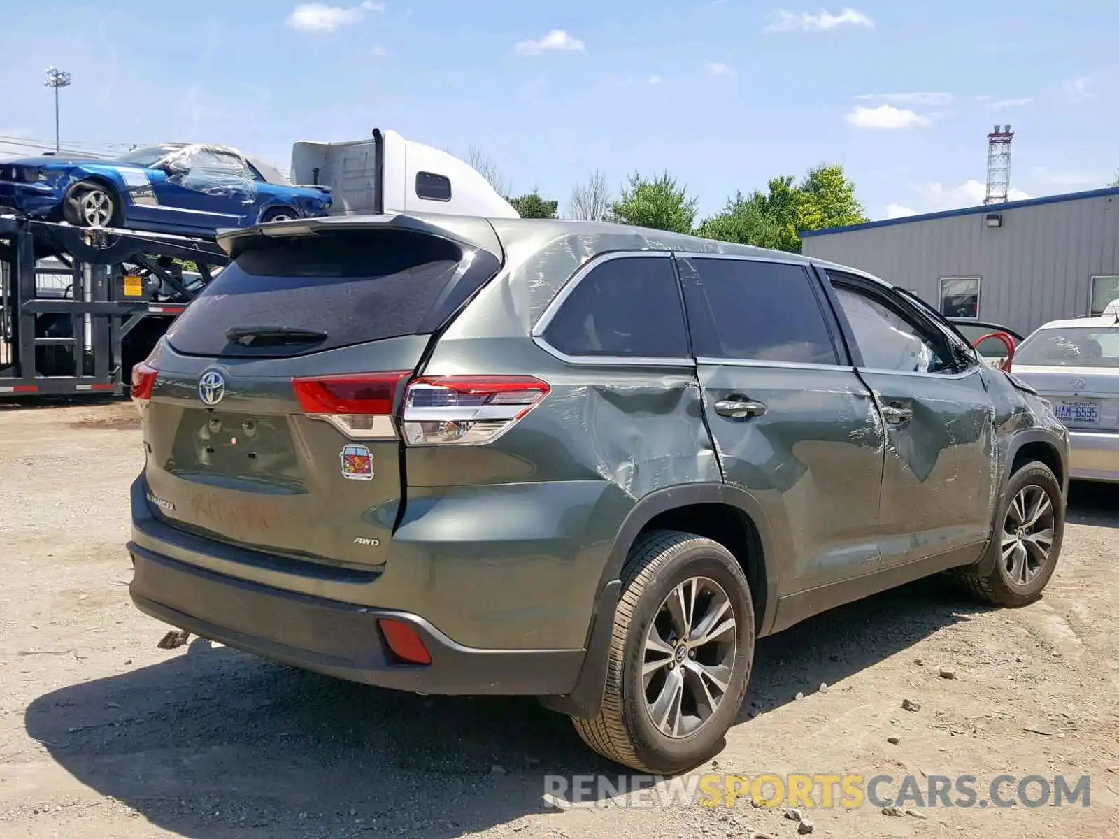 4 Photograph of a damaged car 5TDBZRFHXKS942671 TOYOTA HIGHLANDER 2019