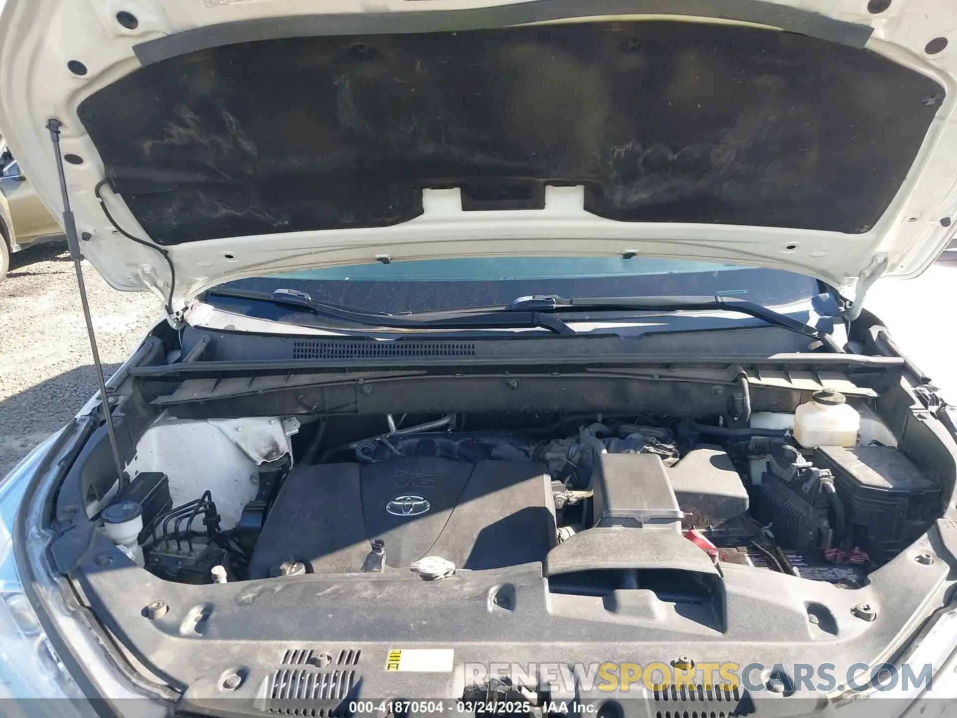10 Photograph of a damaged car 5TDBZRFHXKS956909 TOYOTA HIGHLANDER 2019