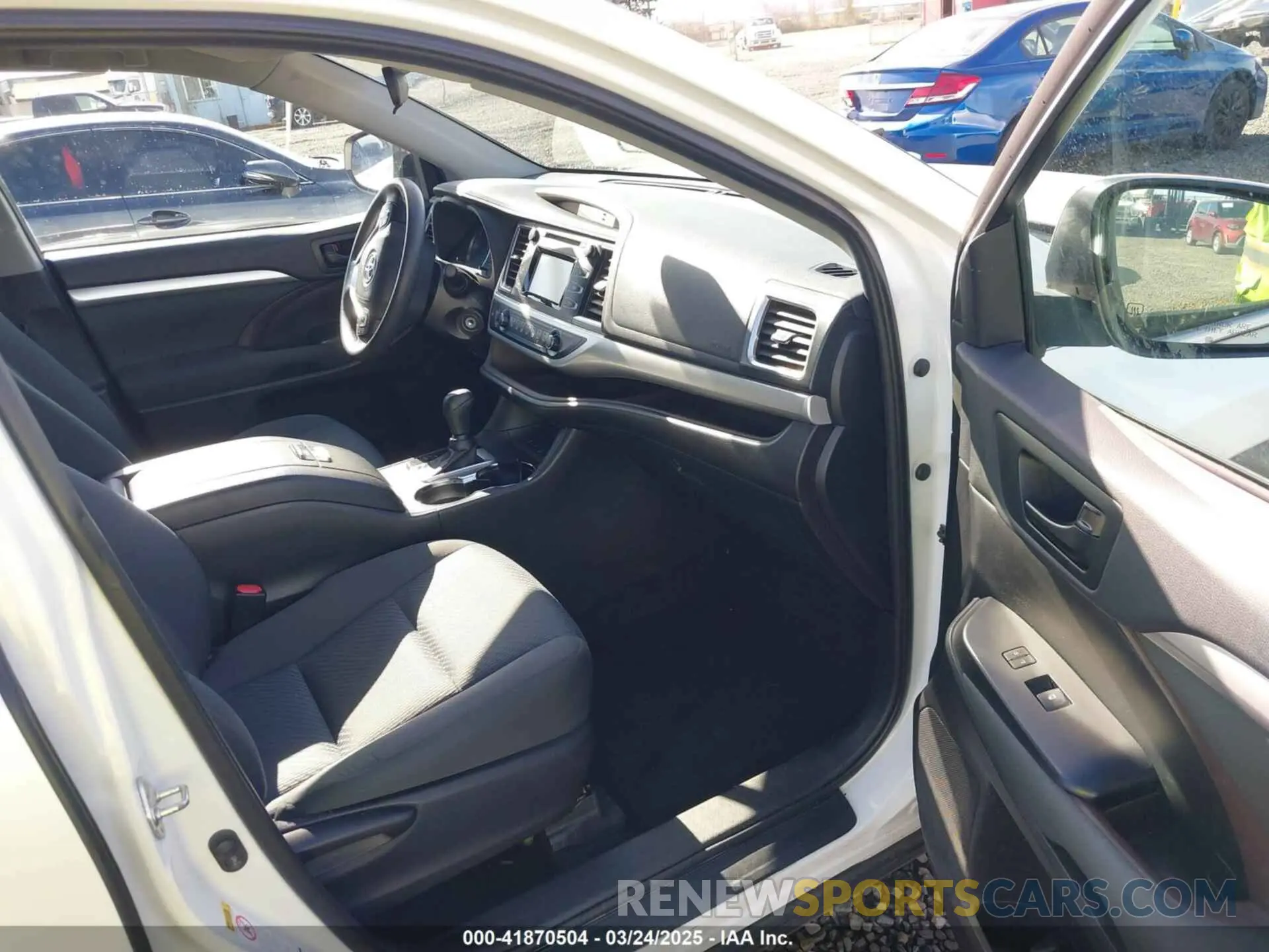 5 Photograph of a damaged car 5TDBZRFHXKS956909 TOYOTA HIGHLANDER 2019