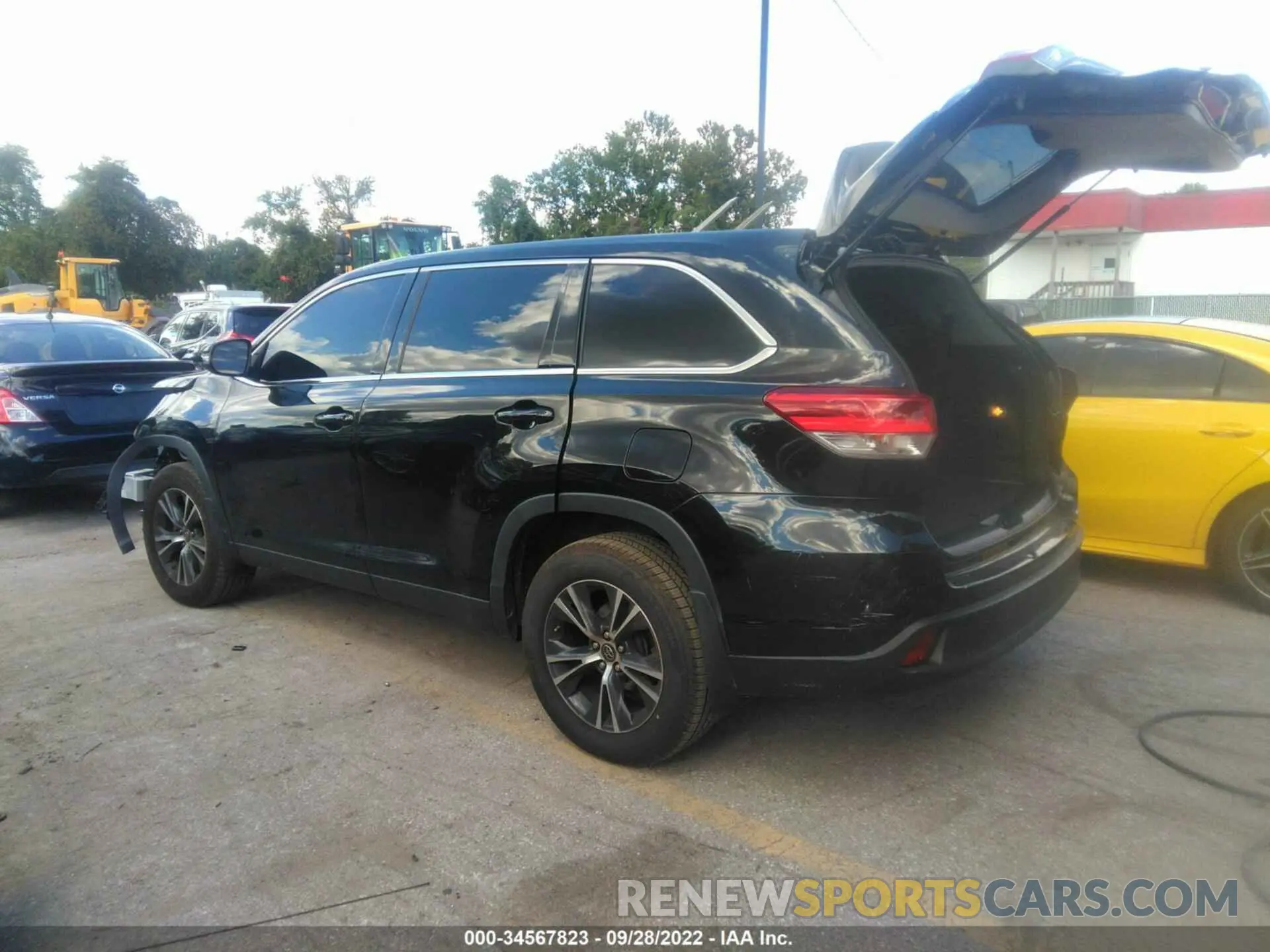 3 Photograph of a damaged car 5TDBZRFHXKS964041 TOYOTA HIGHLANDER 2019