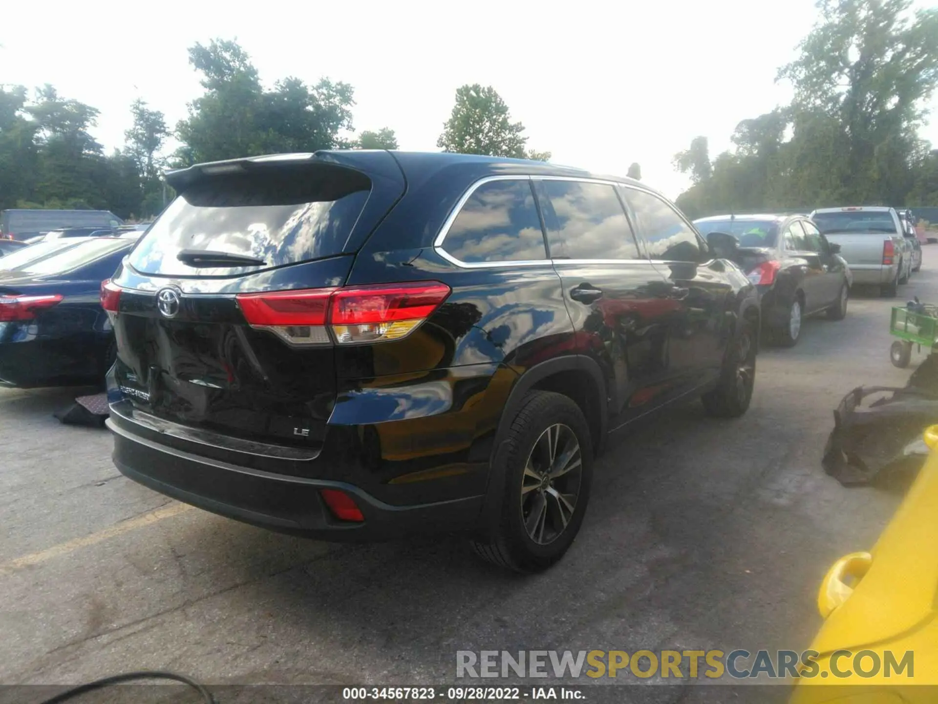 4 Photograph of a damaged car 5TDBZRFHXKS964041 TOYOTA HIGHLANDER 2019