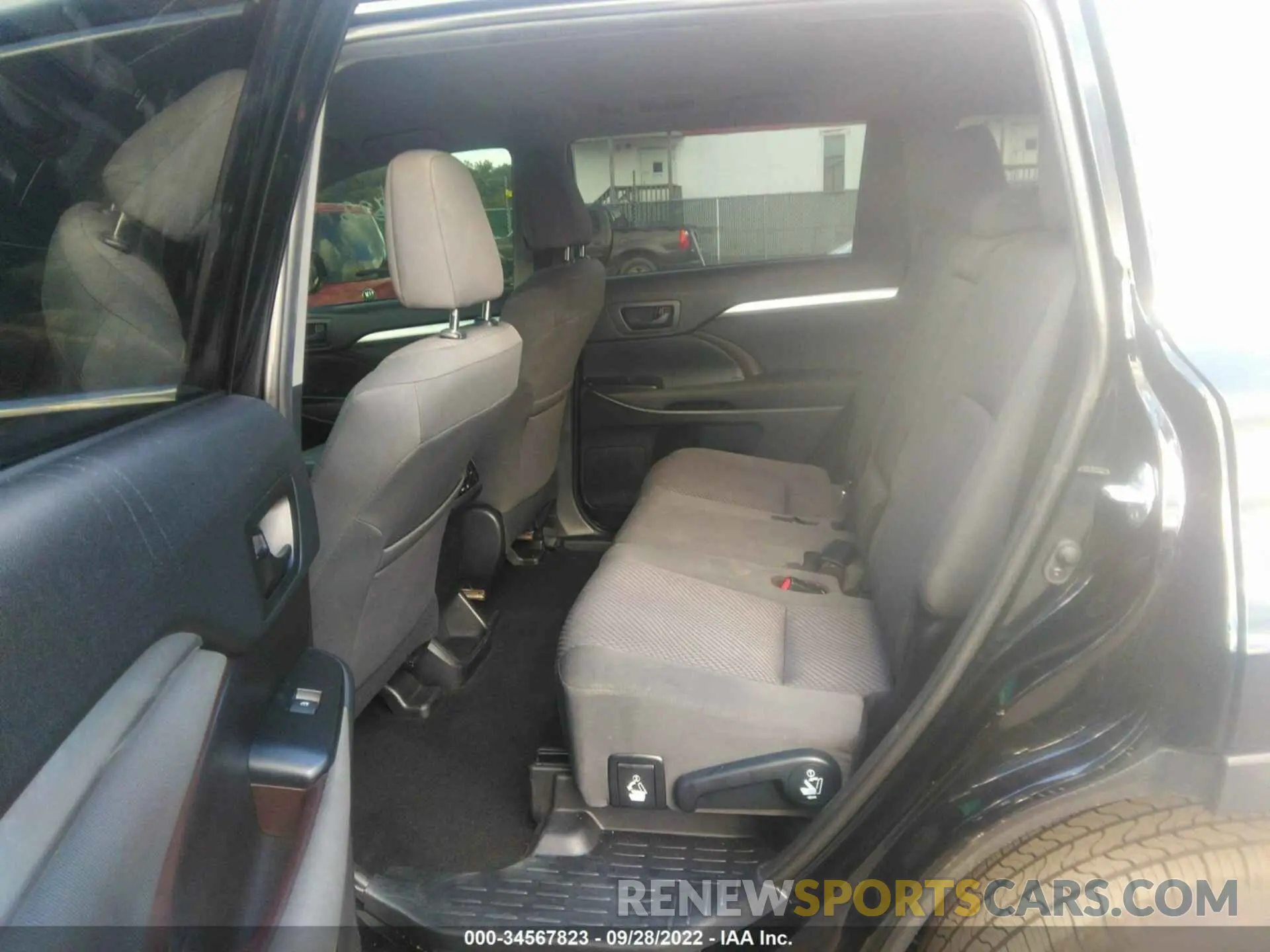8 Photograph of a damaged car 5TDBZRFHXKS964041 TOYOTA HIGHLANDER 2019