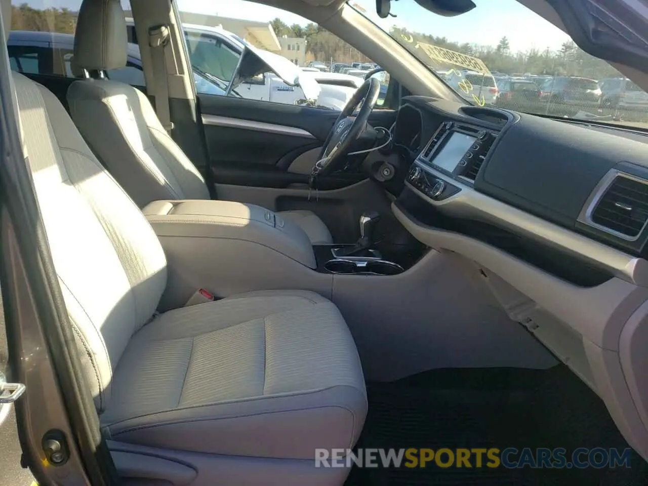 5 Photograph of a damaged car 5TDBZRFHXKS973631 TOYOTA HIGHLANDER 2019
