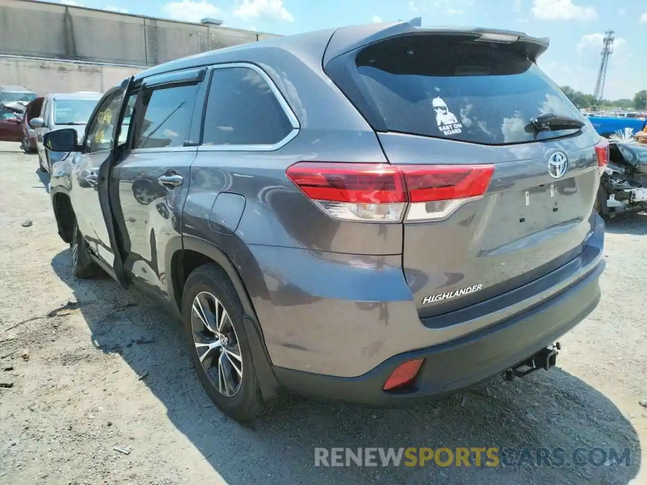 3 Photograph of a damaged car 5TDBZRFHXKS985990 TOYOTA HIGHLANDER 2019