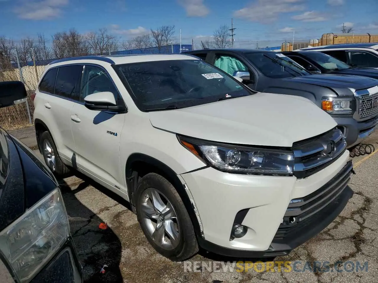 4 Photograph of a damaged car 5TDDGRFH0KS053117 TOYOTA HIGHLANDER 2019