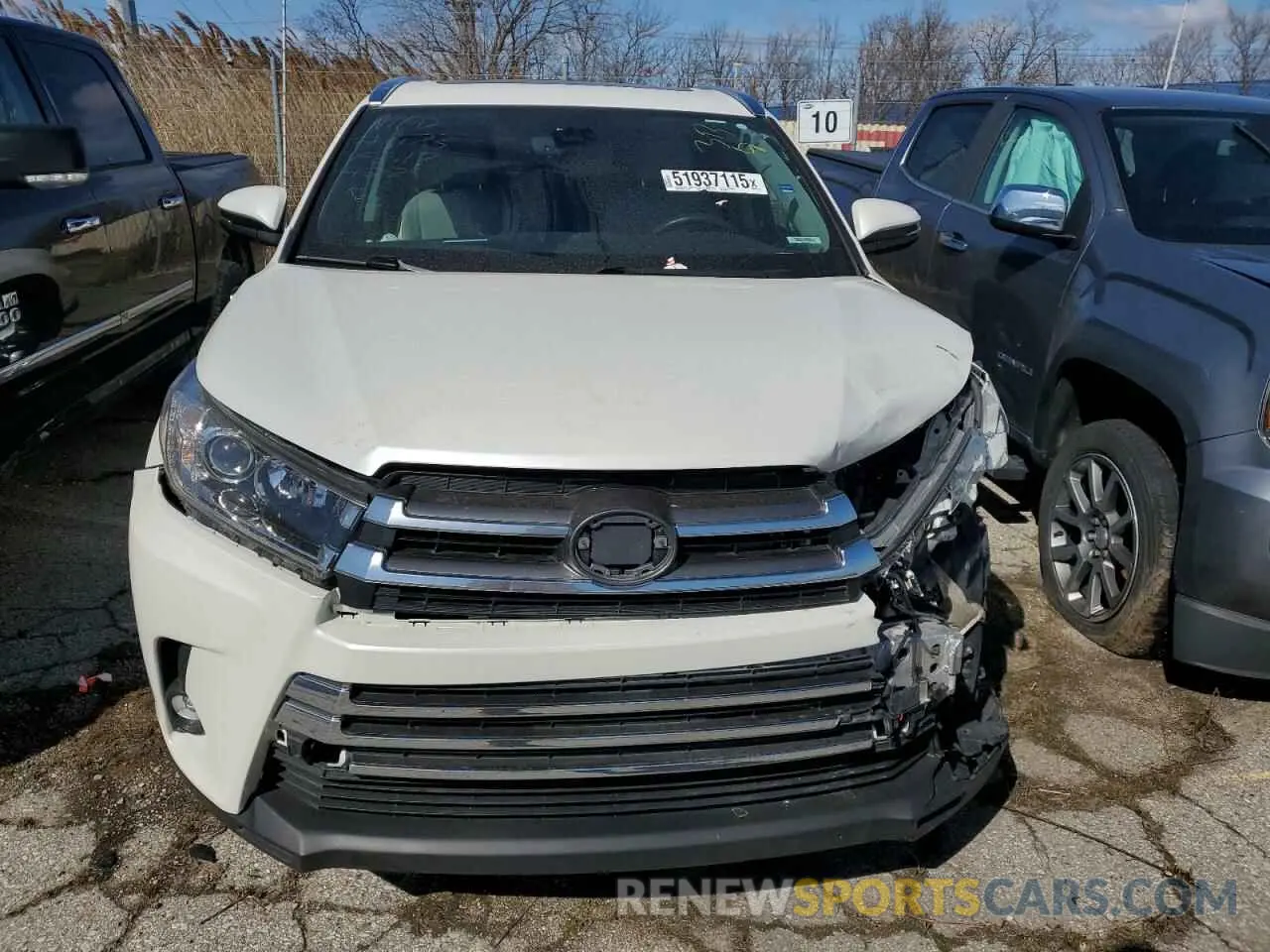 5 Photograph of a damaged car 5TDDGRFH0KS053117 TOYOTA HIGHLANDER 2019