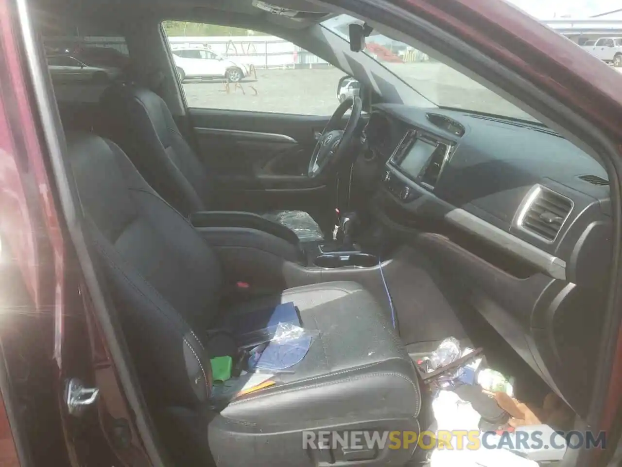 5 Photograph of a damaged car 5TDDGRFH0KS061377 TOYOTA HIGHLANDER 2019