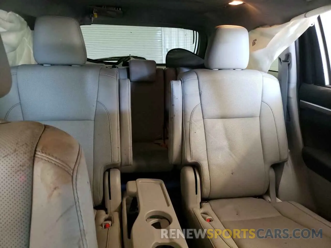 10 Photograph of a damaged car 5TDDGRFH0KS064019 TOYOTA HIGHLANDER 2019