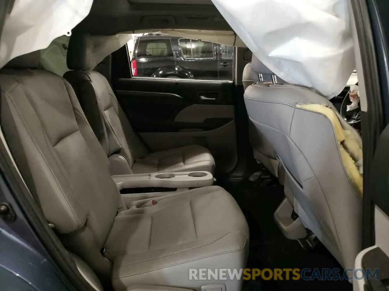 11 Photograph of a damaged car 5TDDGRFH0KS064019 TOYOTA HIGHLANDER 2019