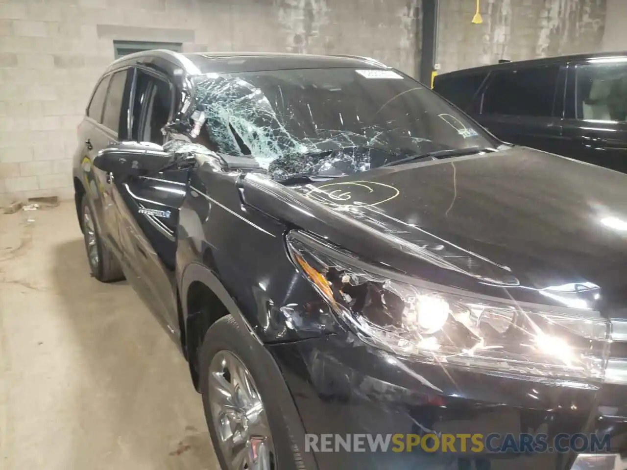 9 Photograph of a damaged car 5TDDGRFH0KS069415 TOYOTA HIGHLANDER 2019