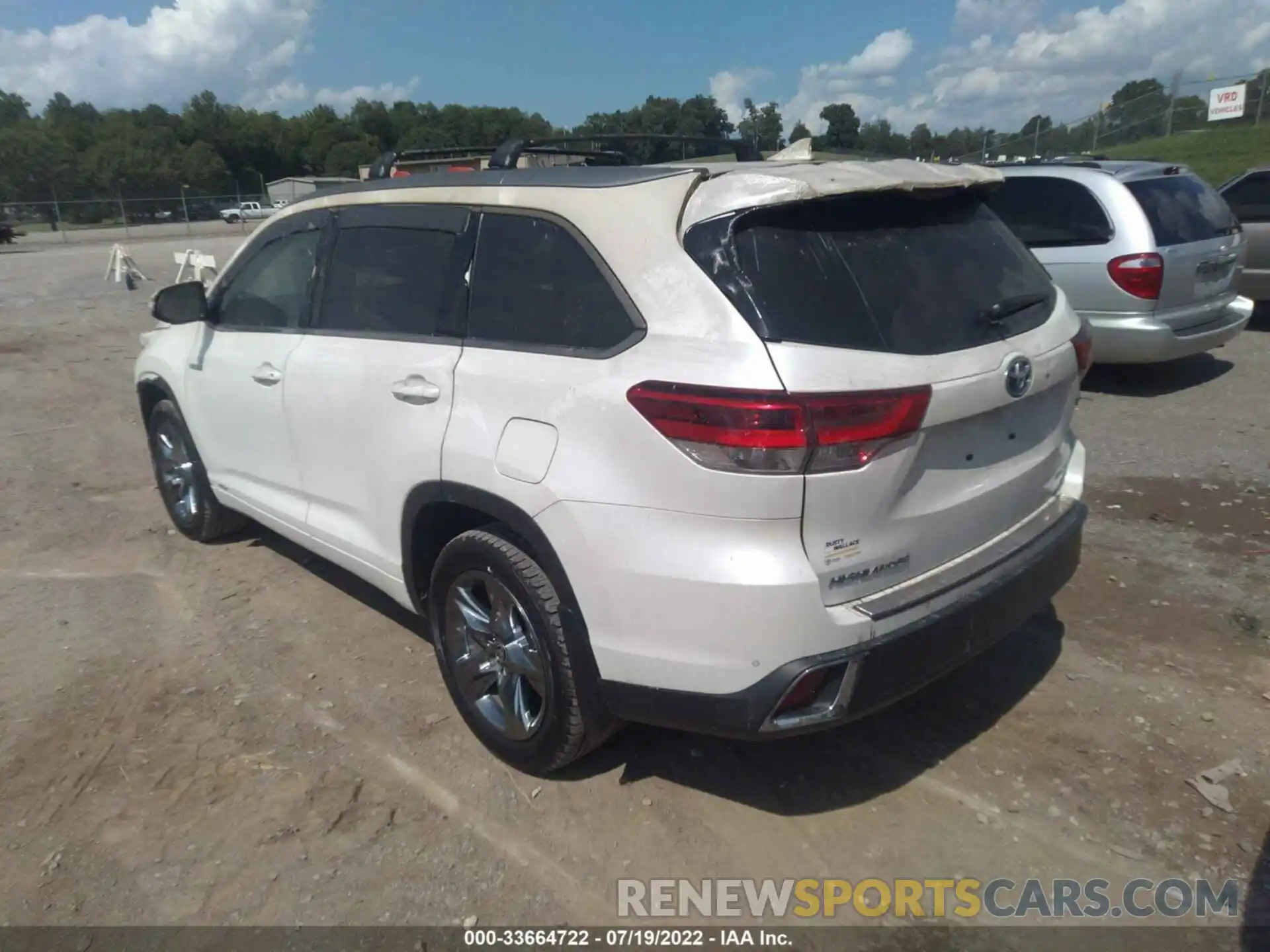 3 Photograph of a damaged car 5TDDGRFH0KS079071 TOYOTA HIGHLANDER 2019