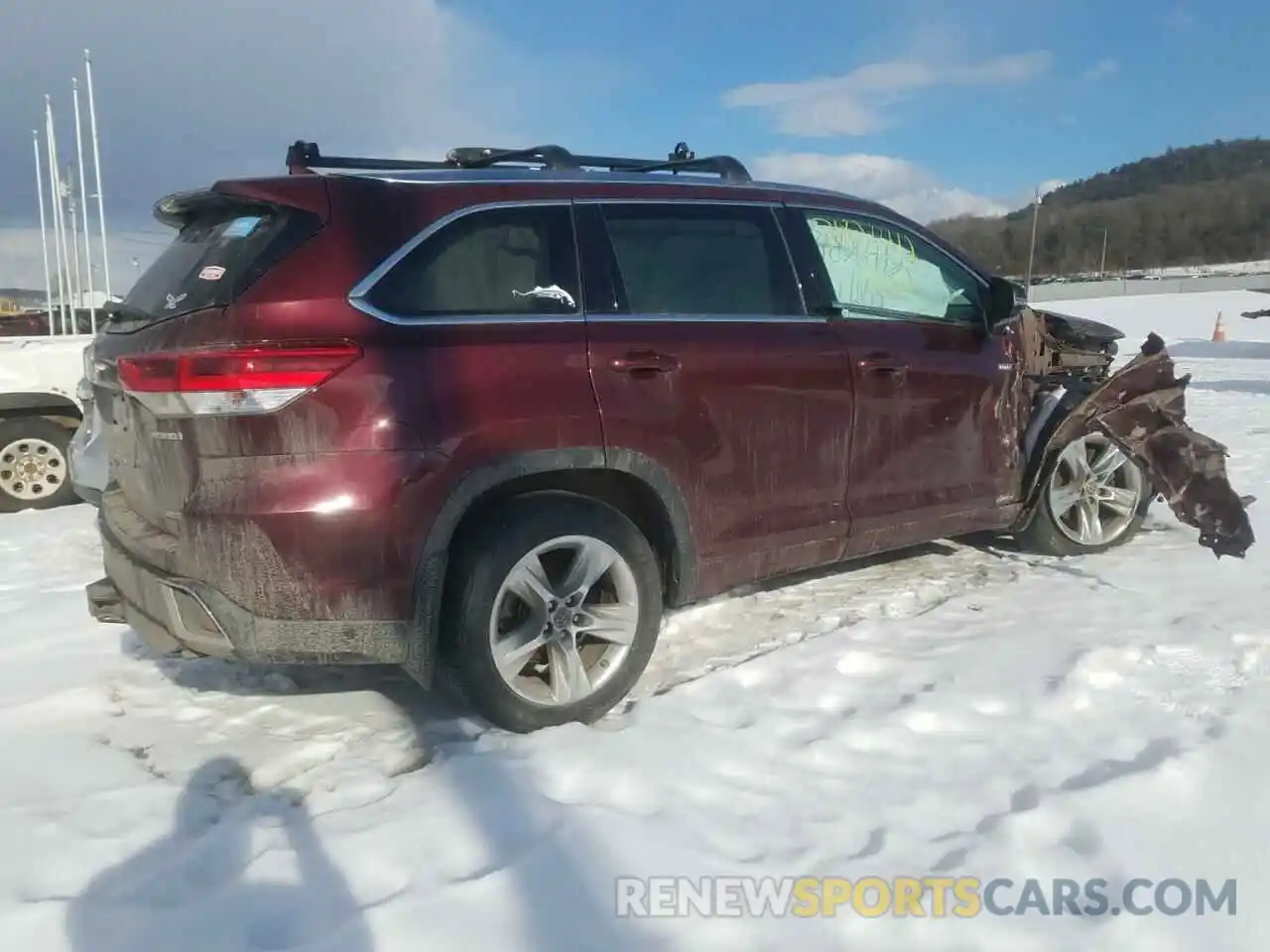 4 Photograph of a damaged car 5TDDGRFH1KS055930 TOYOTA HIGHLANDER 2019